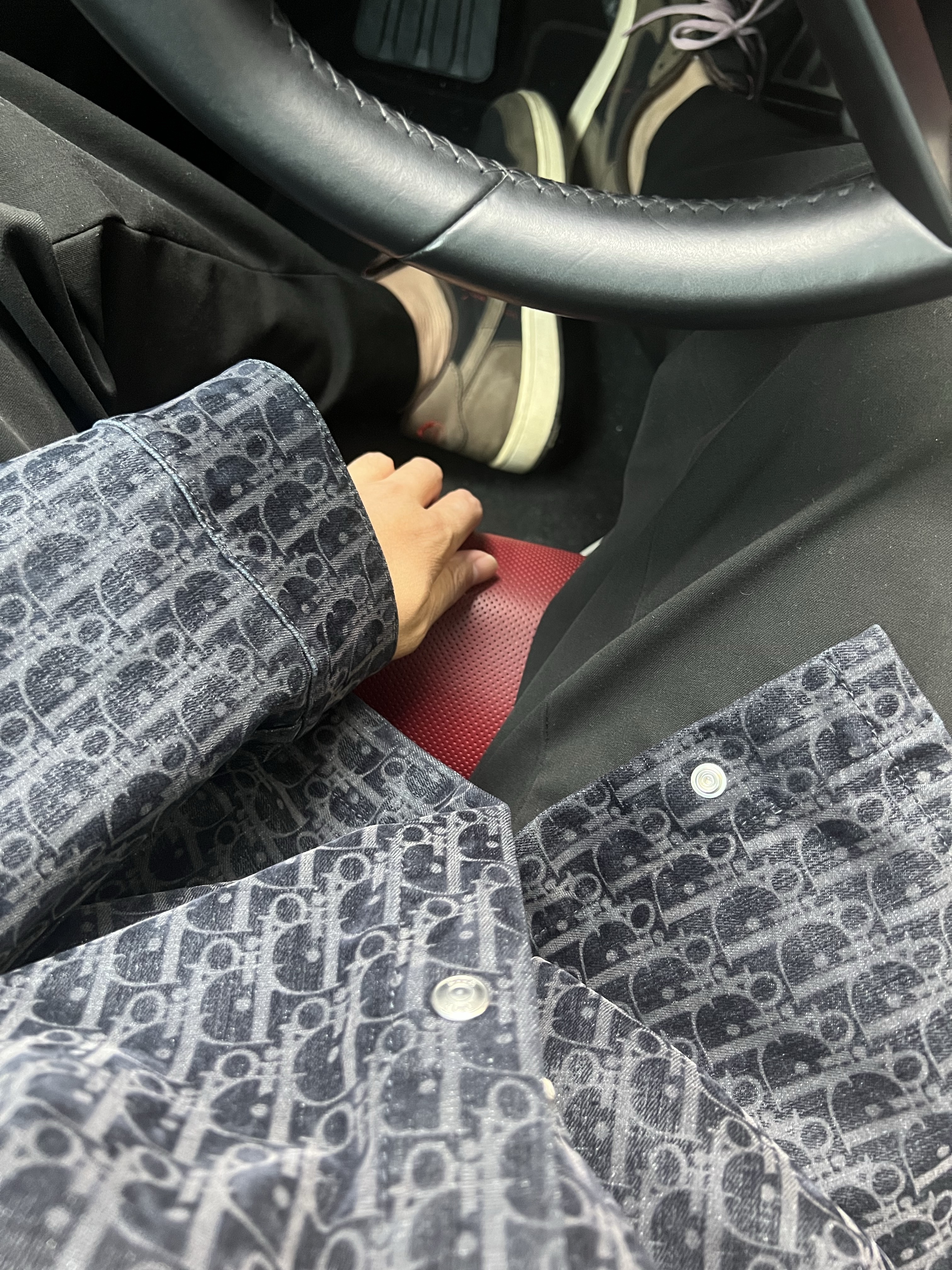 Dior Oblique Cotton Blend Twill Overshirt Blue, Jordan 1 x Travis Scott Retro Low OG SP Mocha 착용 스타일