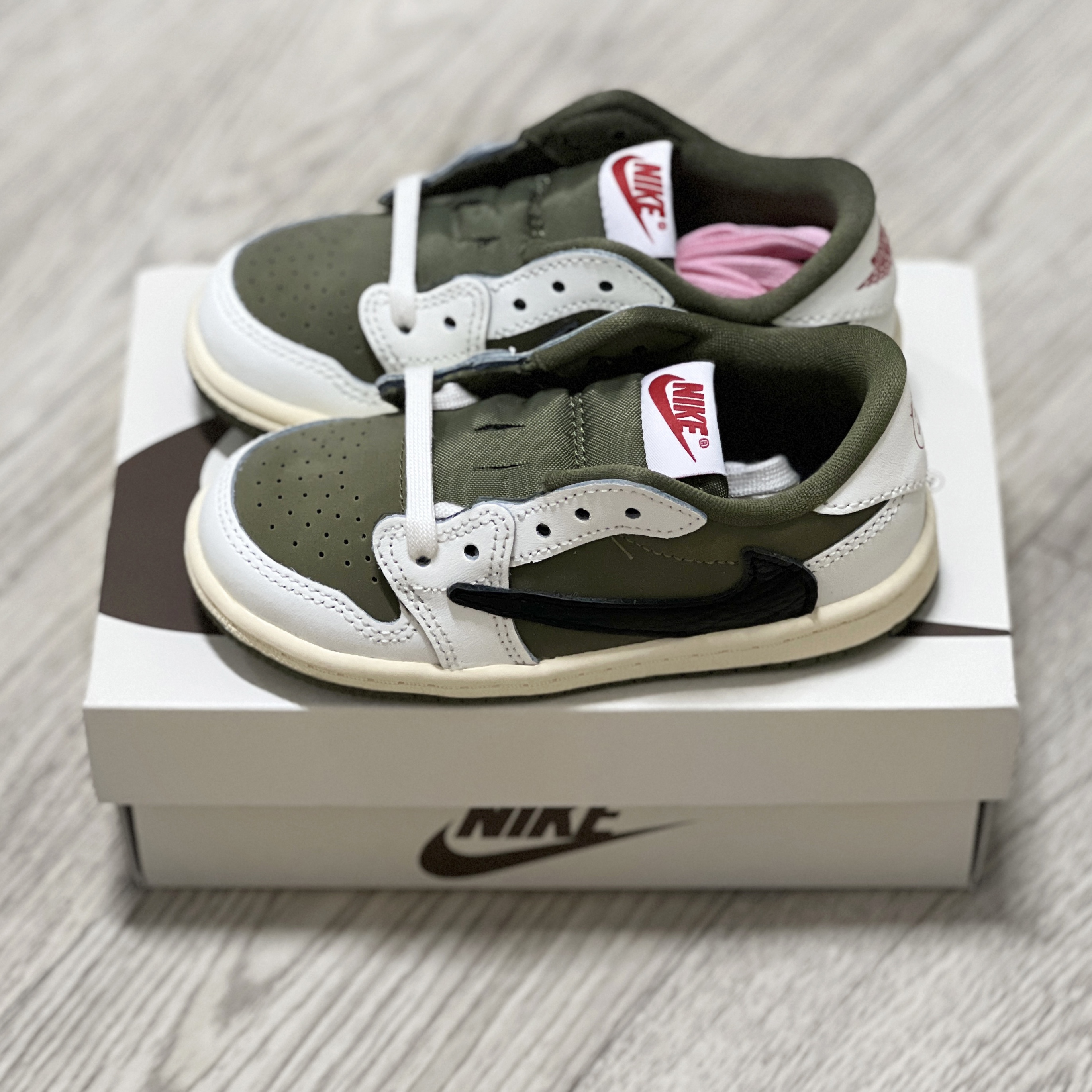 (TD) Jordan 1 x Travis Scott Retro Low OG SP Reverse Olive, Jordan 1 x Travis Scott Retro Low OG SP Reverse Olive 착용 스타일 - 1