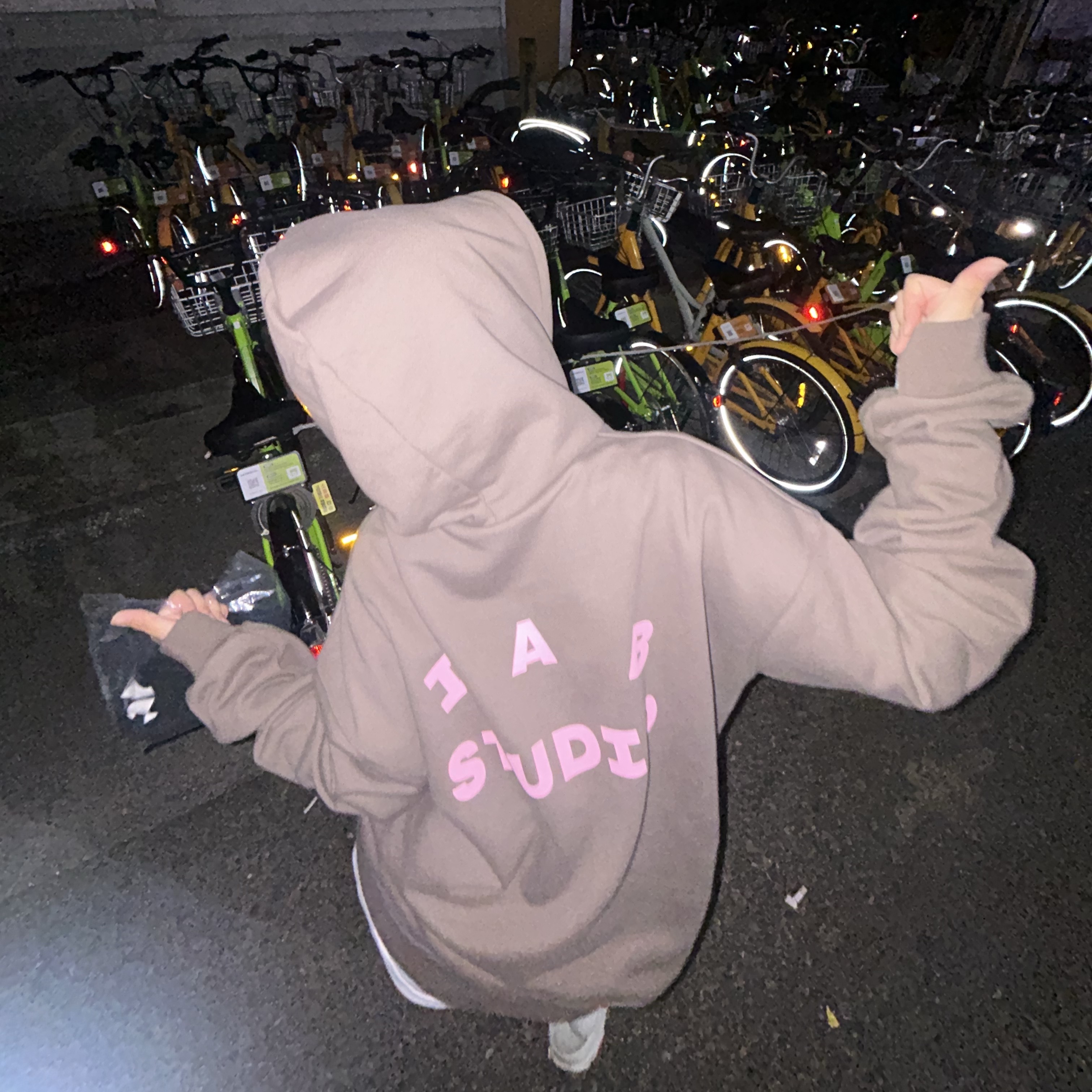 IAB Studio Hoodie Choco - Harajuku Exclusive 착용 스타일