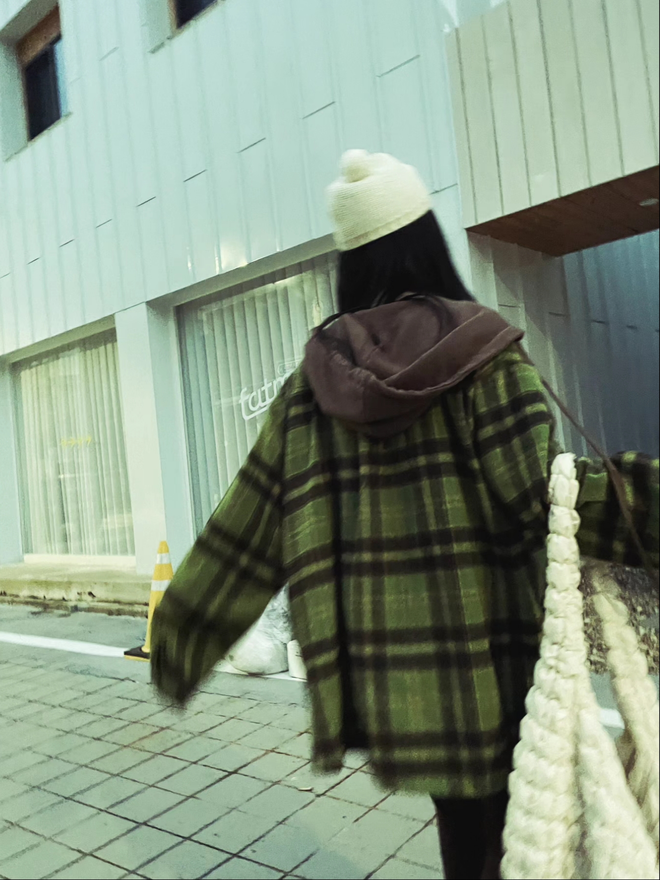 COS Quilted Oversized Shoulder Bag Off White Light Beige 착용 스타일 - 4
