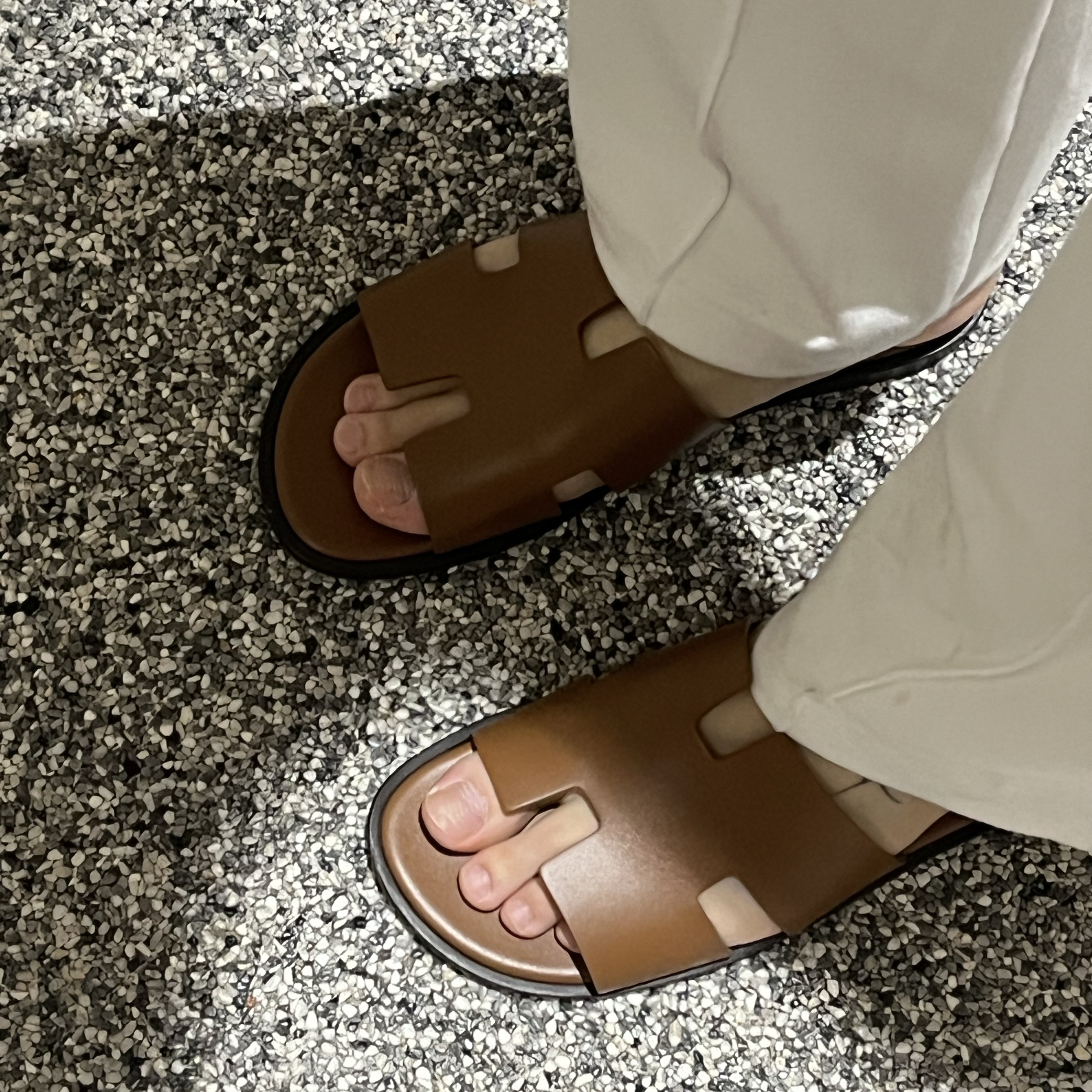 Hermes Izmir Sandal Calfskin & Gold 착용 스타일