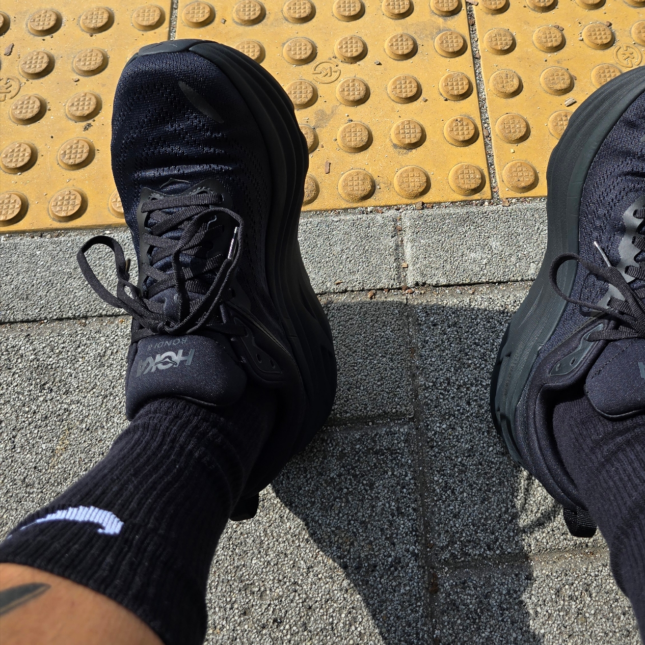 Nike x Stussy Everyday Plus Cushioned Crew Socks Black (3 Pack), Hoka Bondi 8 Black - Wide 착용 스타일