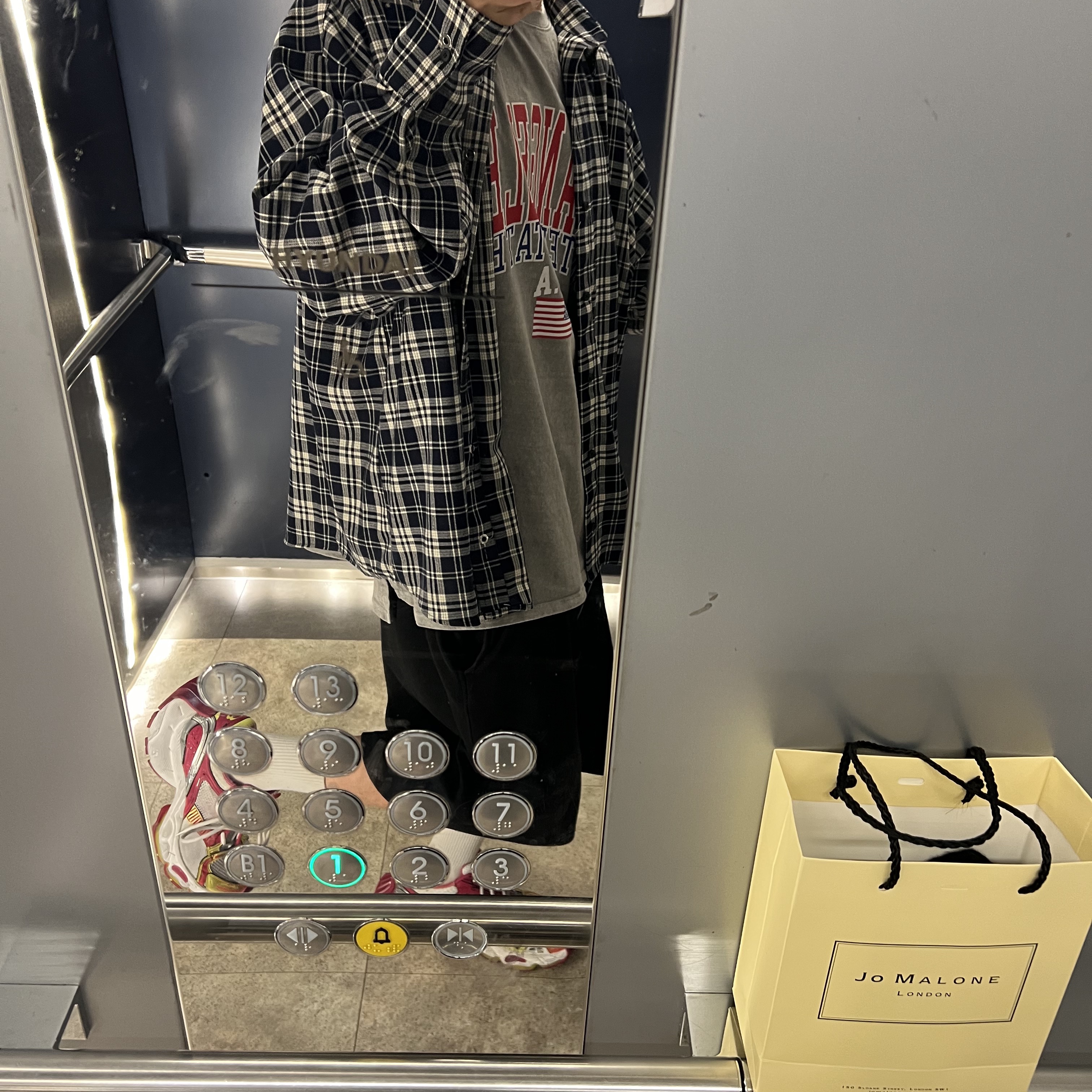 Balenciaga Be Different Hoodie Black, Balenciaga Combat Strike 20mm Boots Black 착용 스타일 - 4