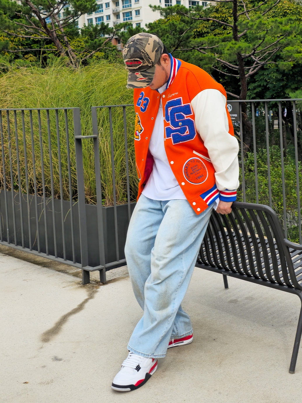 Supreme Tiger Varsity Jacket Orange - 23FW, Jordan 4 Retro Red Cement 착용 스타일 - 2
