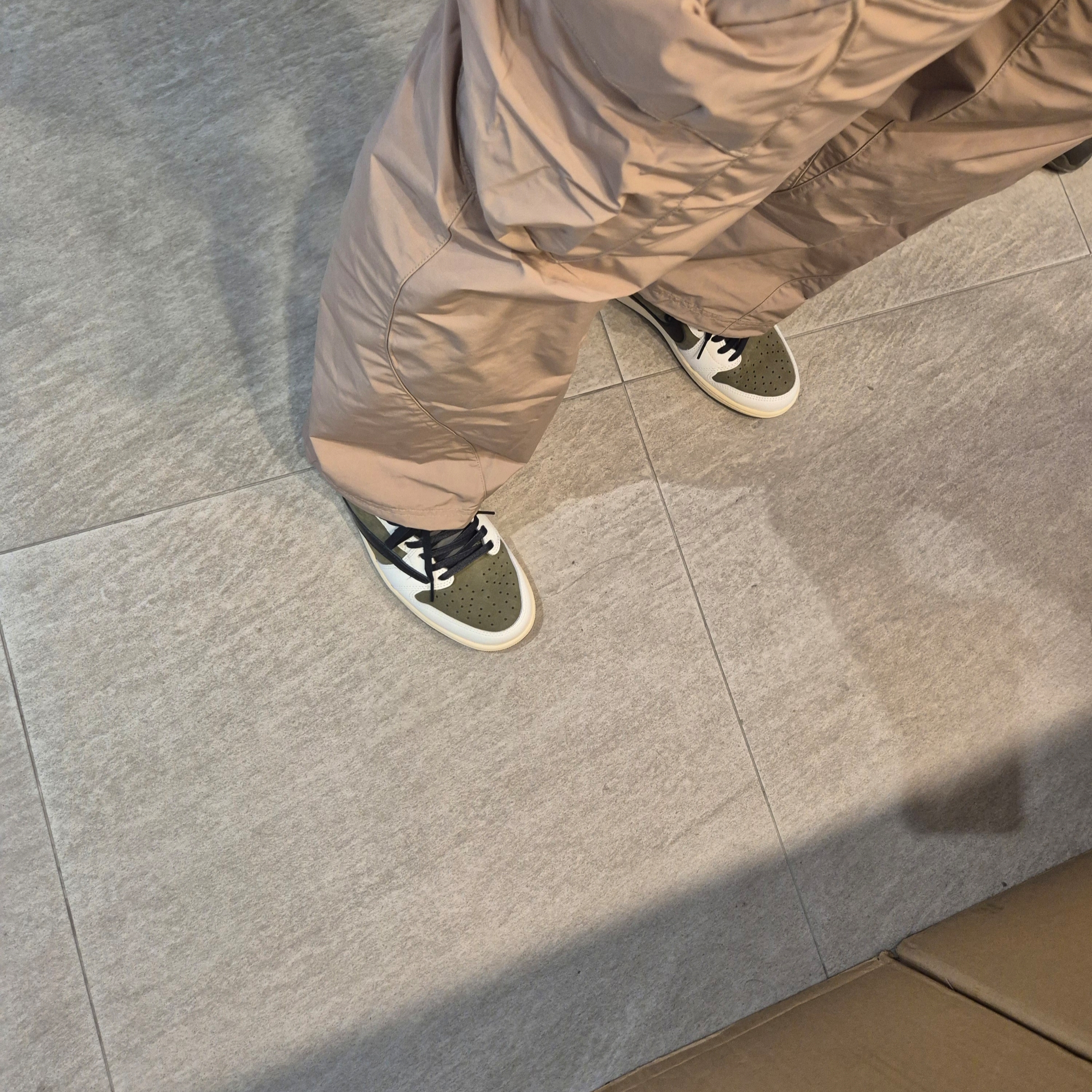 Jordan 1 x Travis Scott Retro Low OG SP Reverse Olive, Nike x Off-White NRG Track Suit Khaki - Asia 착용 스타일 - 2