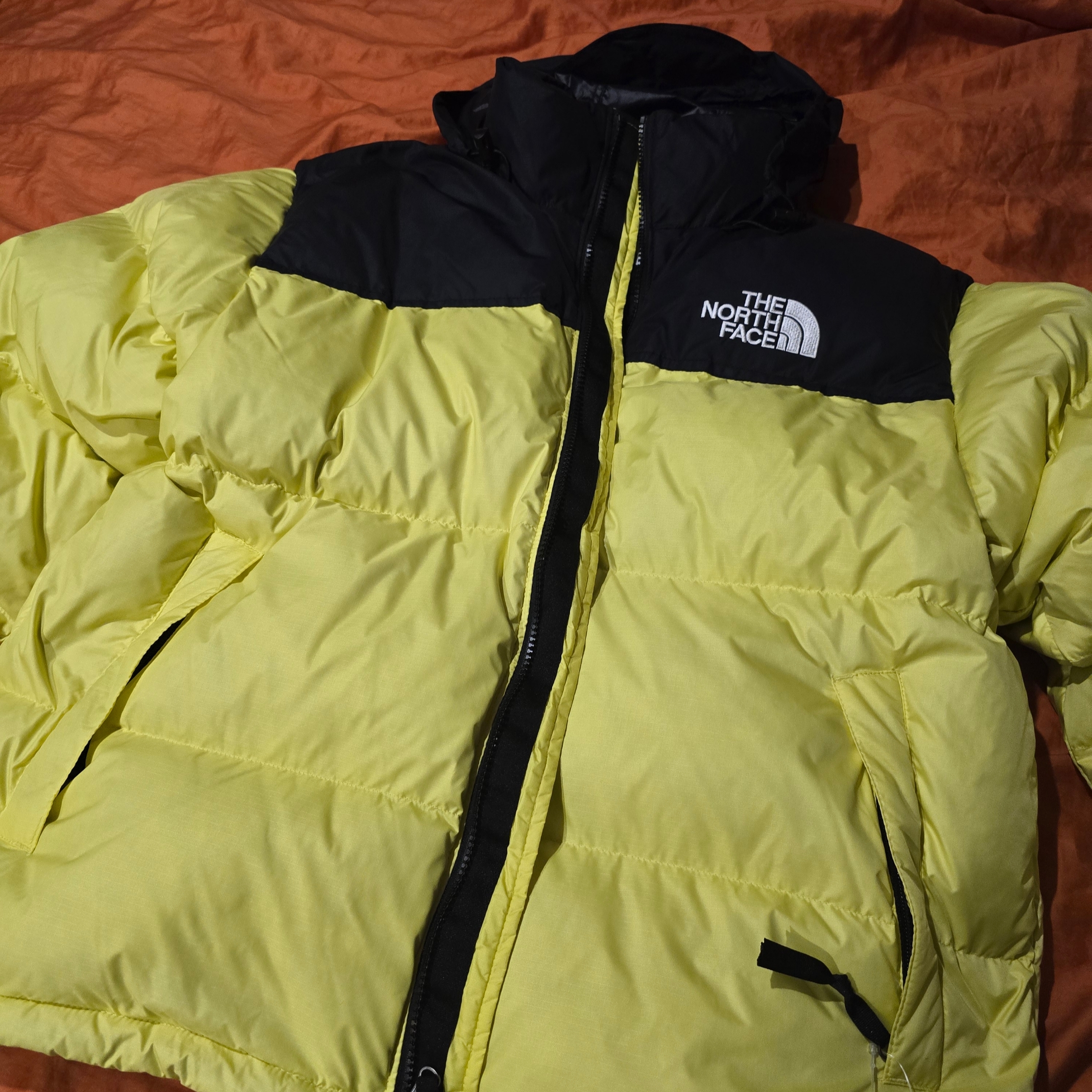 The North Face 1996 Retro Nuptse Jacket Yellowtail 착용 스타일