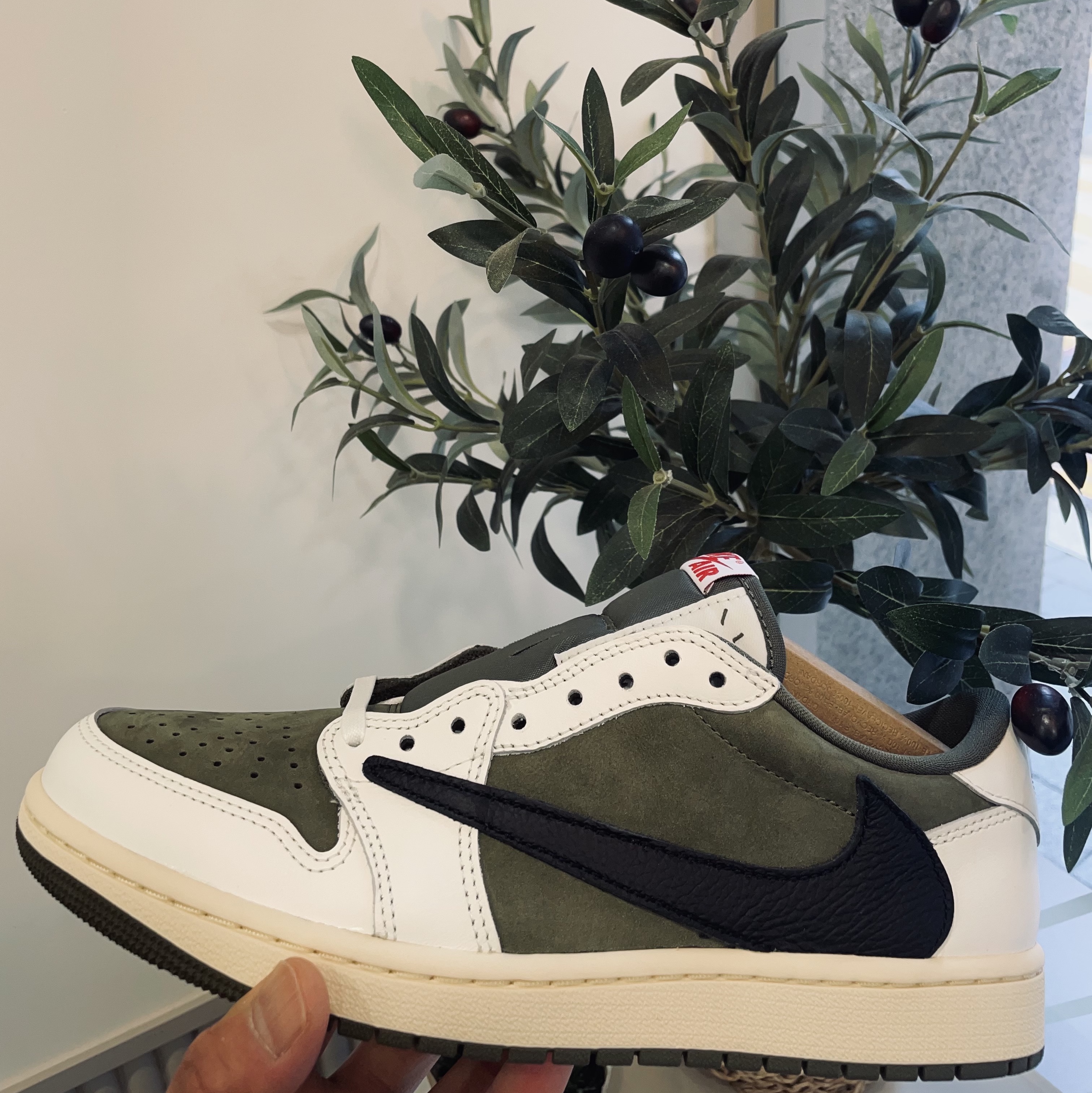 Jordan 1 x Travis Scott Retro Low OG SP Reverse Olive 착용 스타일 - 4