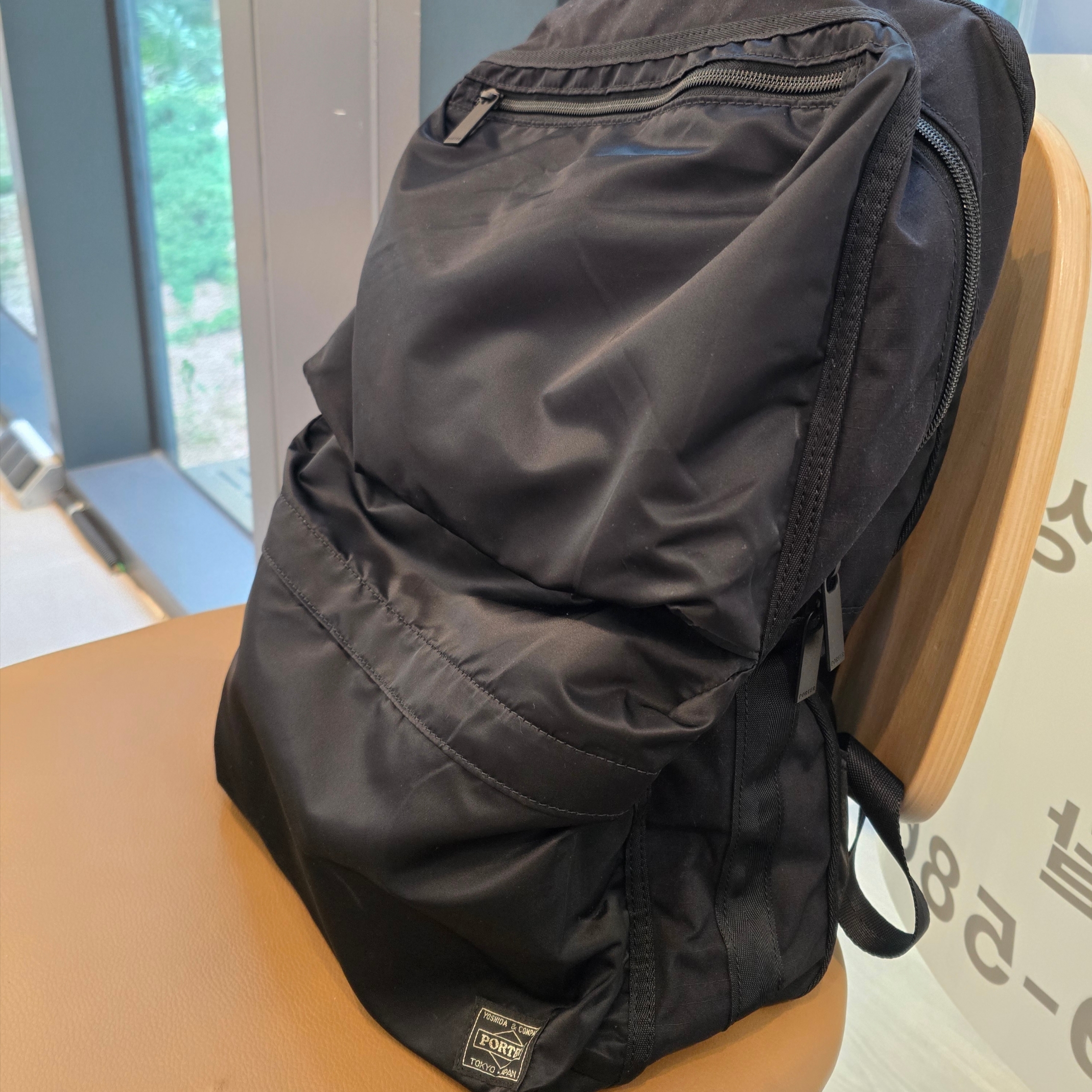 Porter Frame Daypack Black 착용 스타일