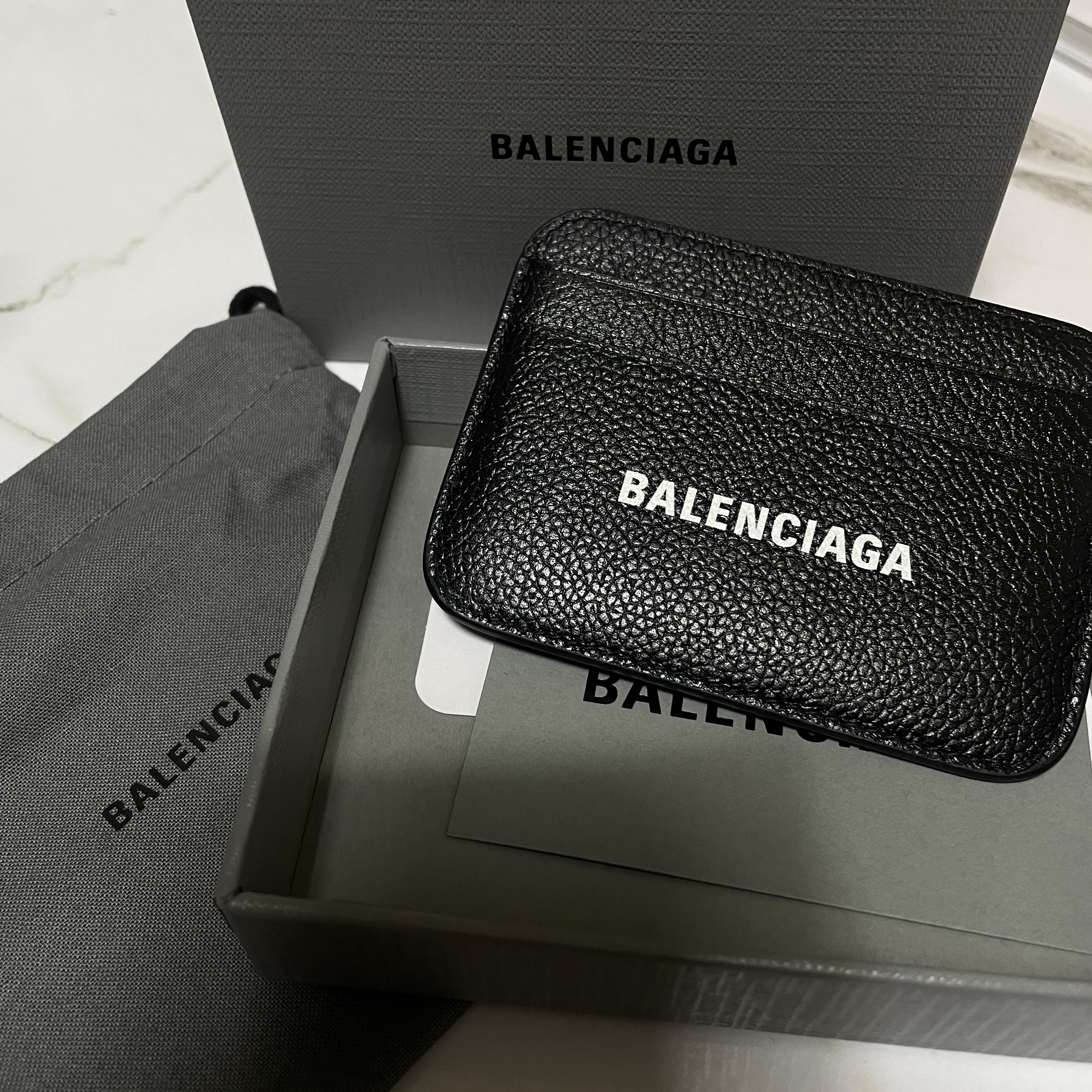 Balenciaga Grainy Leather Cash Card Holder Black 착용 스타일