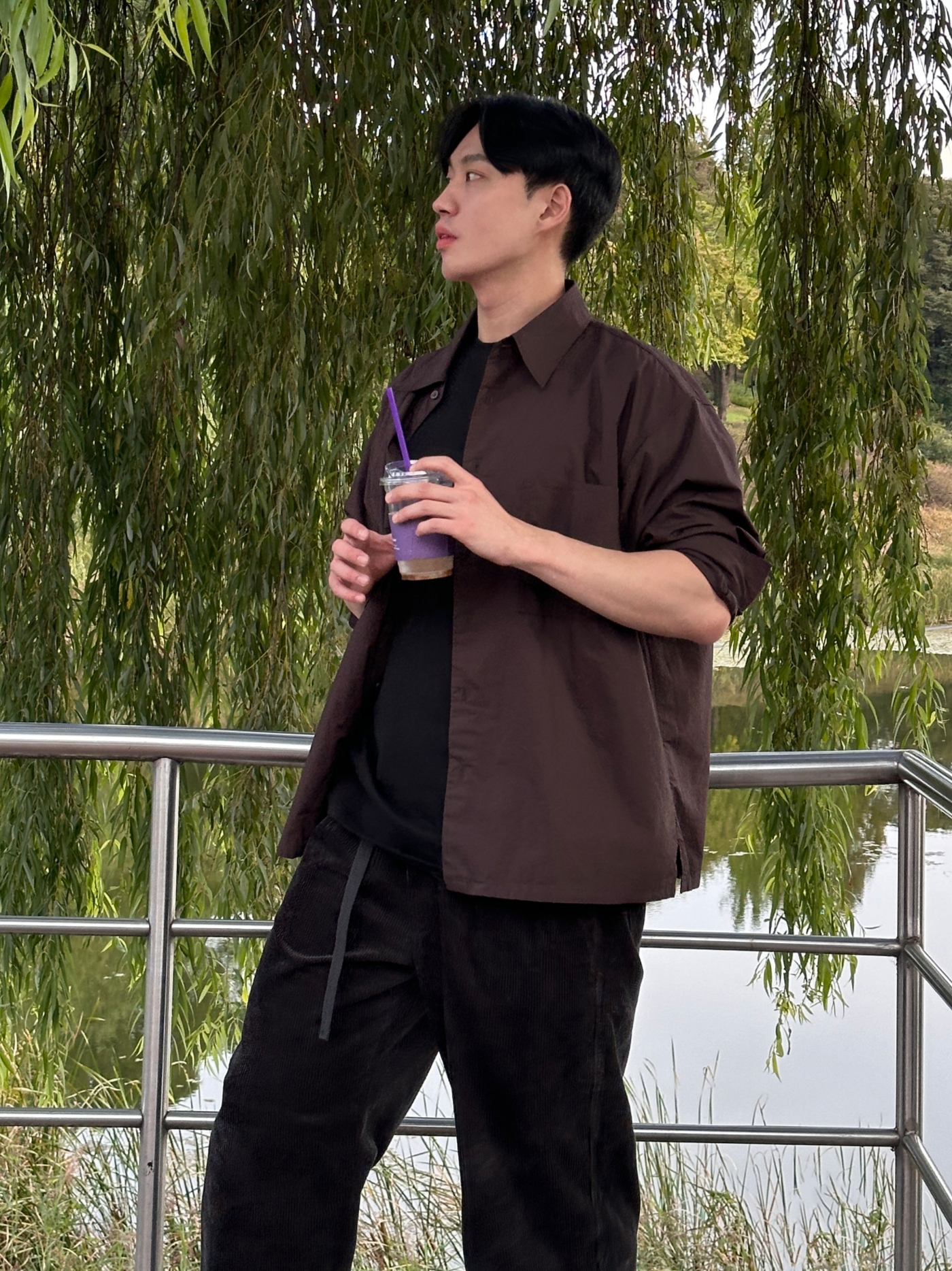 Uniqlo U Corduroy Tuck Wide Pants Brown - KR, Uniqlo U Utility T-Shirt Longsleeve Dark Brown - KR 착용 스타일 - 2