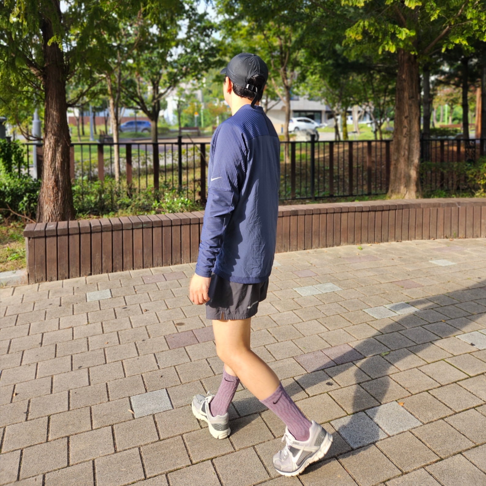 Nike Zoom Vomero 5 PRM Light Iron Ore and Flat Fewter, Nike ACG Trail Cap Black 착용 스타일 - 1