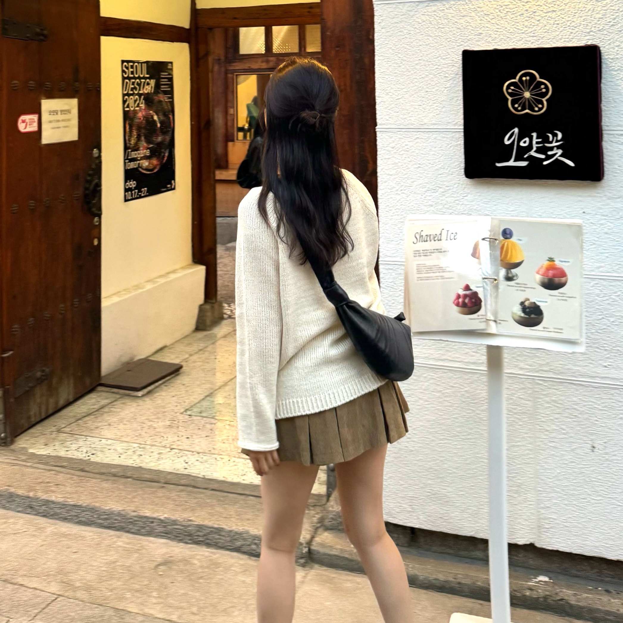 Lemaire Small Croissant Bag Soft Nappa Leather Dark Chocolate 착용 스타일