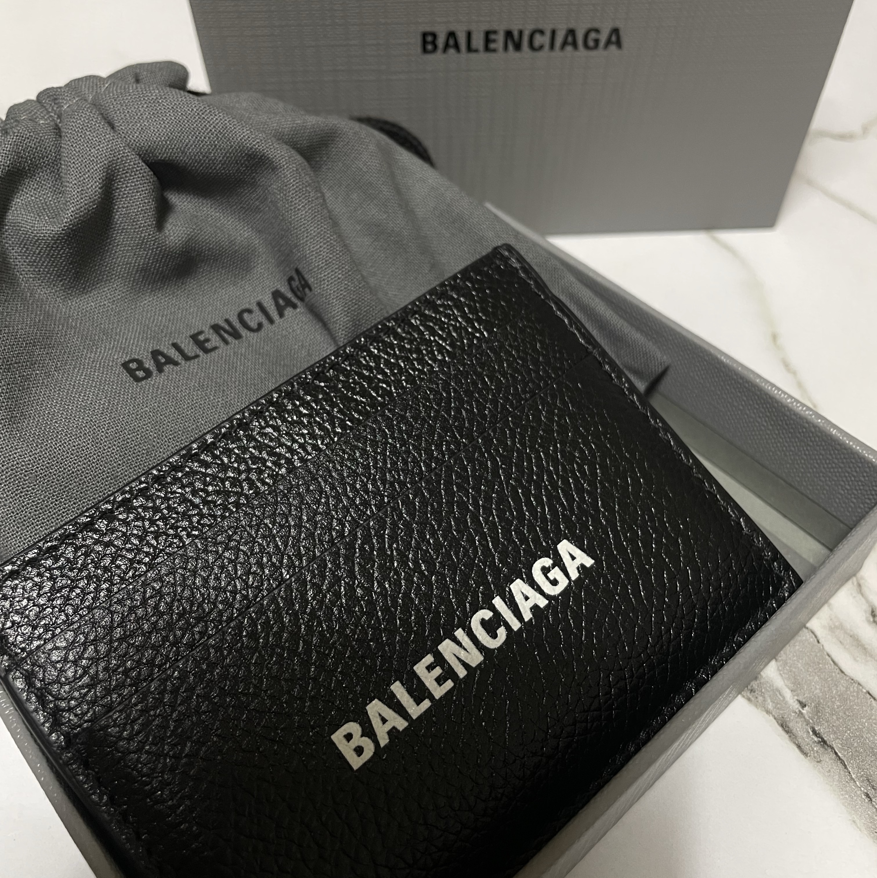 Balenciaga Cash Card Holder Black 착용 스타일