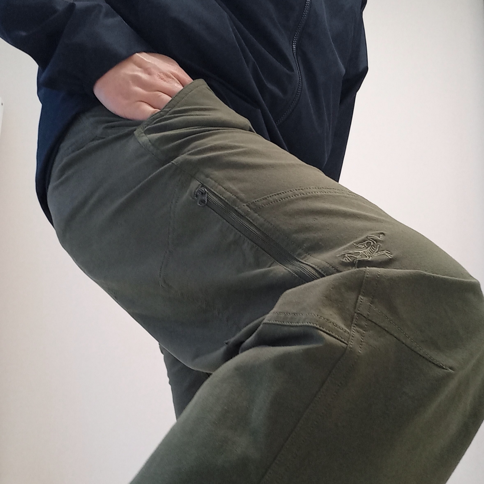 Arc'teryx Cronin Cotton Pants Tatsu, Arc'teryx Solano Hoody Black 착용 스타일 - 1