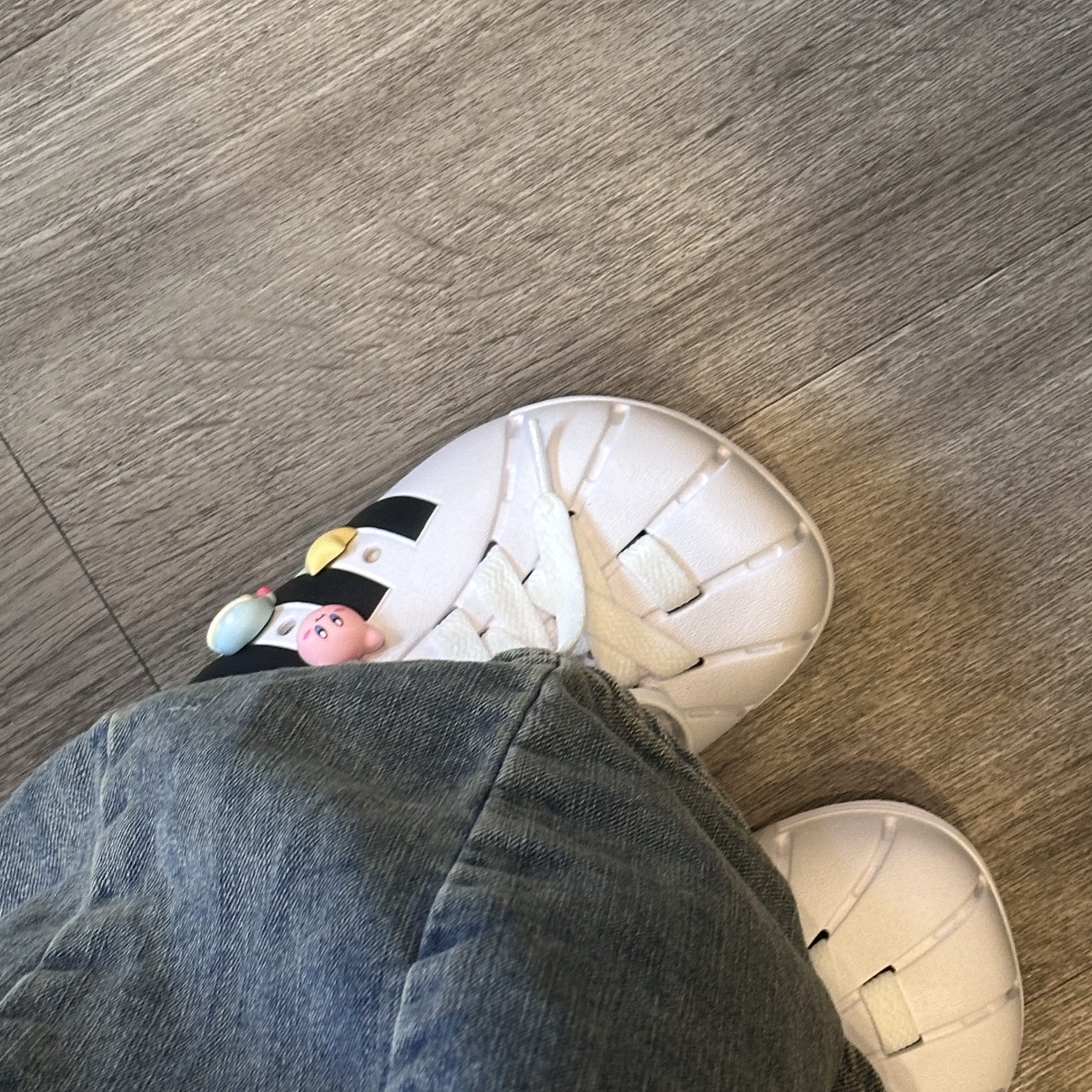 Adidas Adilette Clog White Black 착용 스타일 - 1
