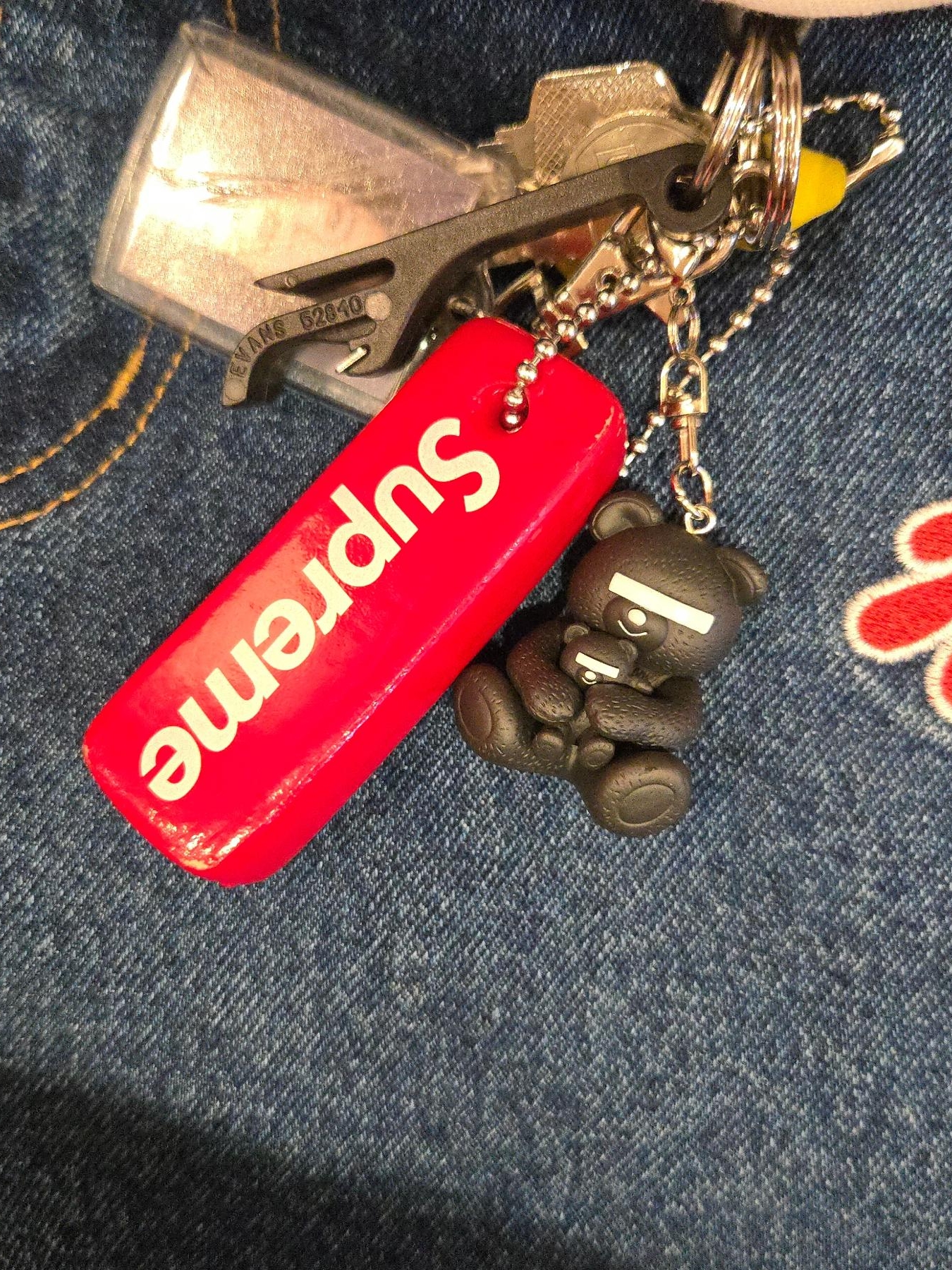 Supreme Floating Keychain Red - 23FW 착용 스타일
