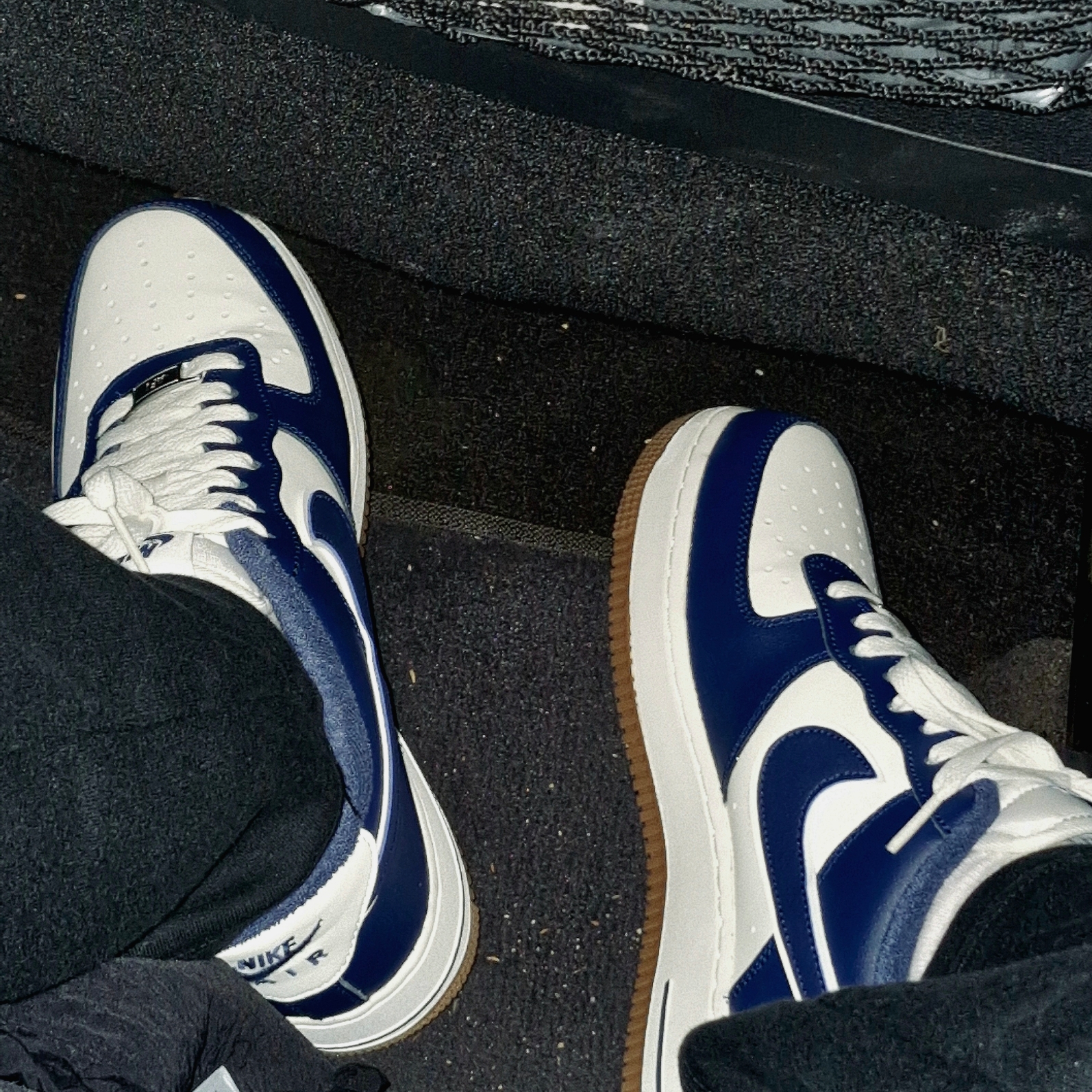 Nike Air Force 1 '07 LV8 Midnight Navy 착용 스타일