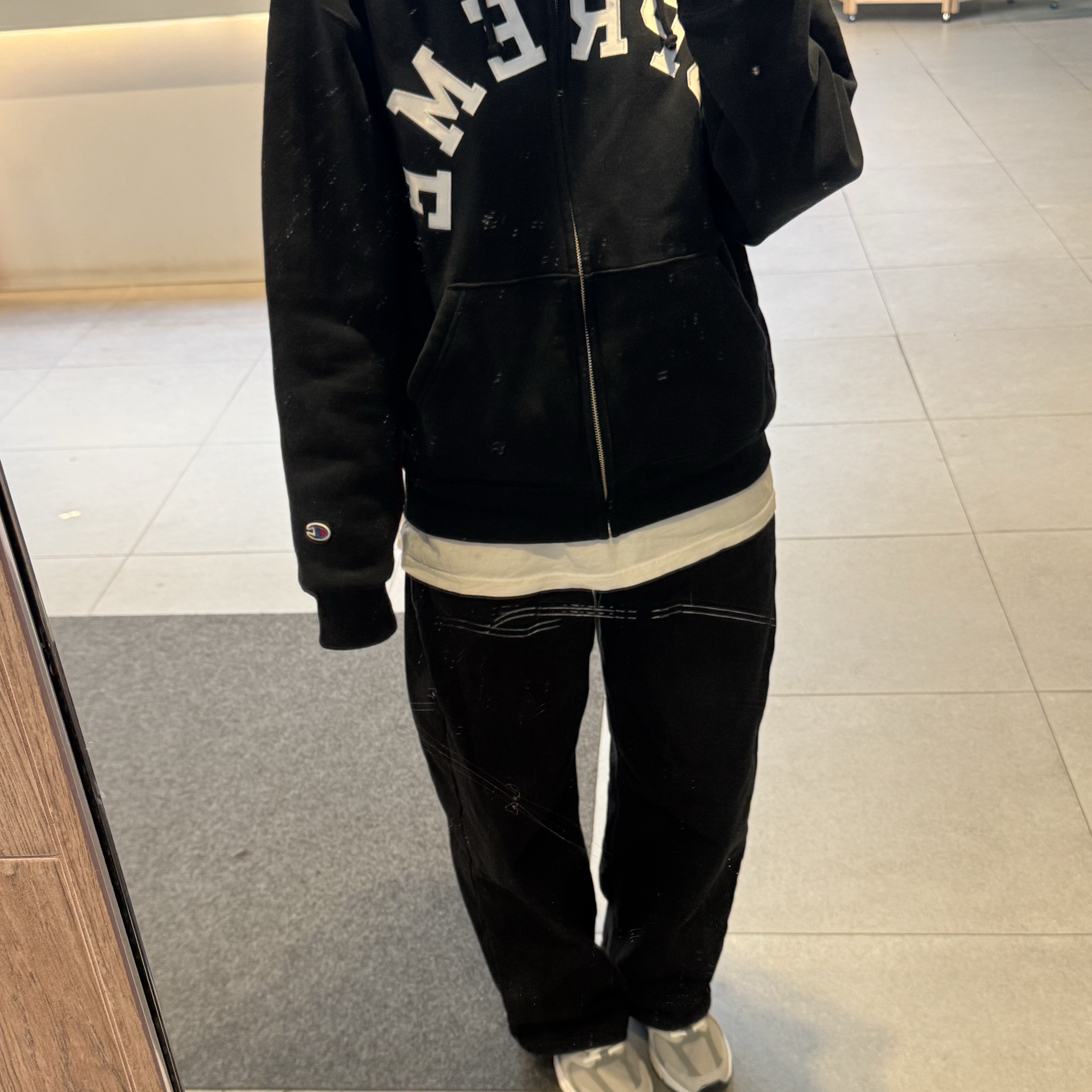 Supreme x Champion Zip Up Hooded Sweatshirt Black - 24SS, New Balance 530 Grey 착용 스타일 - 3