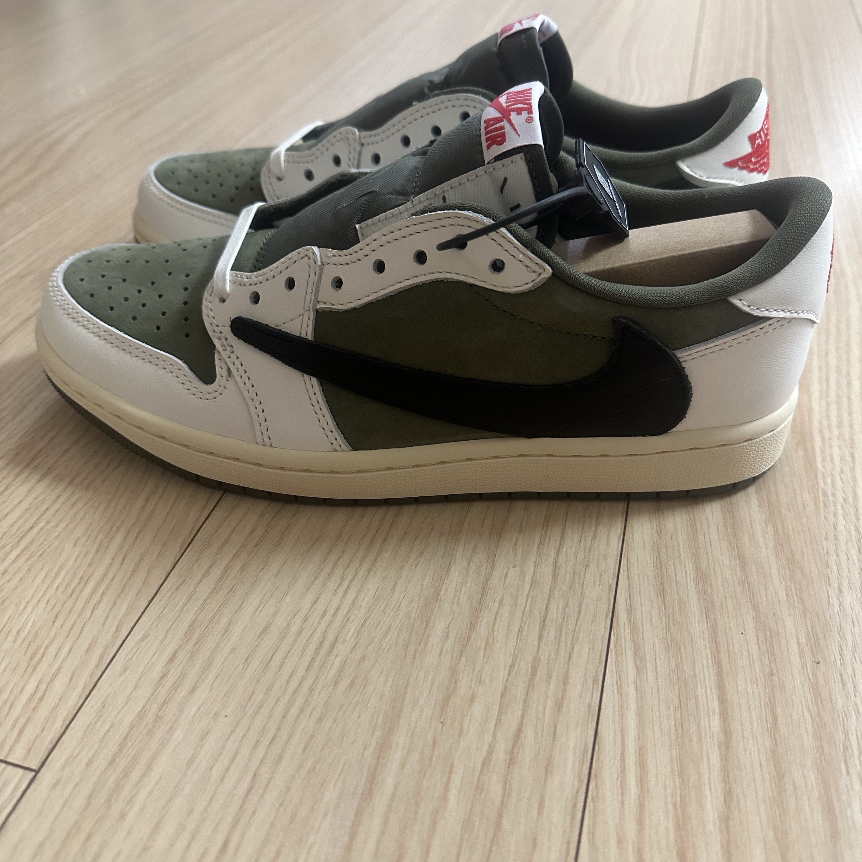 Jordan 1 x Travis Scott Retro Low OG SP Reverse Olive 착용 스타일 - 2