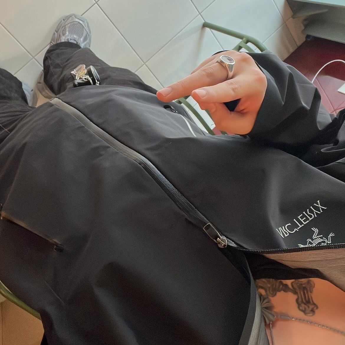 Arc'teryx Beta LT Jacket Black, Balenciaga 3XL Reflective Sneakers Grey 착용 스타일