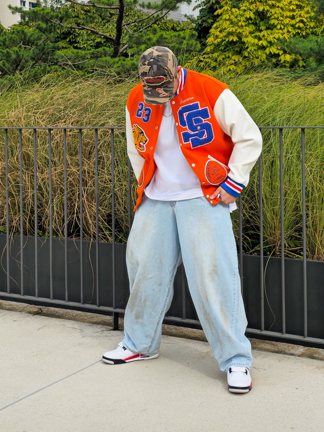 Supreme Tiger Varsity Jacket Orange - 23FW, Jordan 4 Retro Red Cement 착용 스타일 - 1