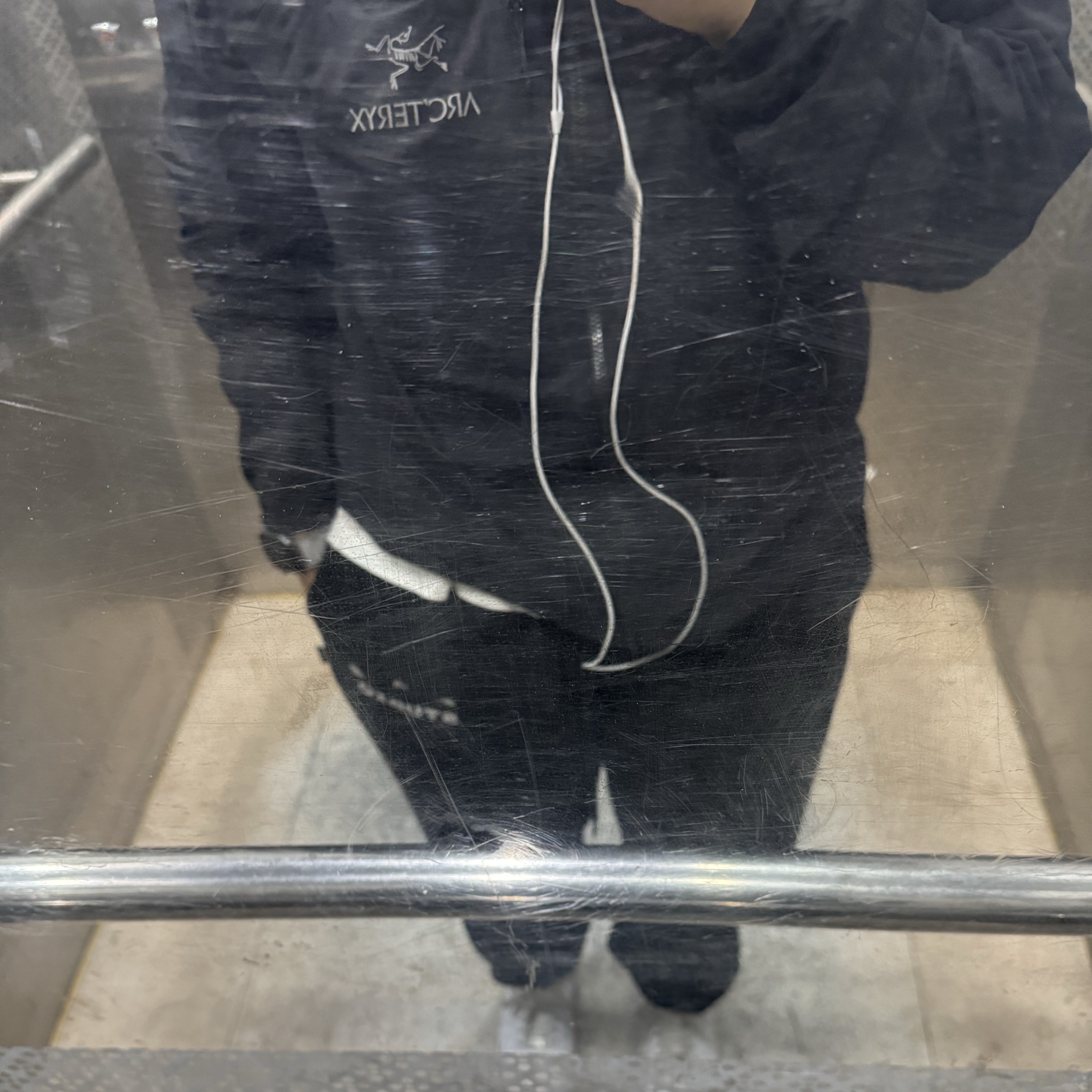 Arc'teryx Squamish Hoody Black, IAB Studio Sweatpants Black White - 23SS 착용 스타일