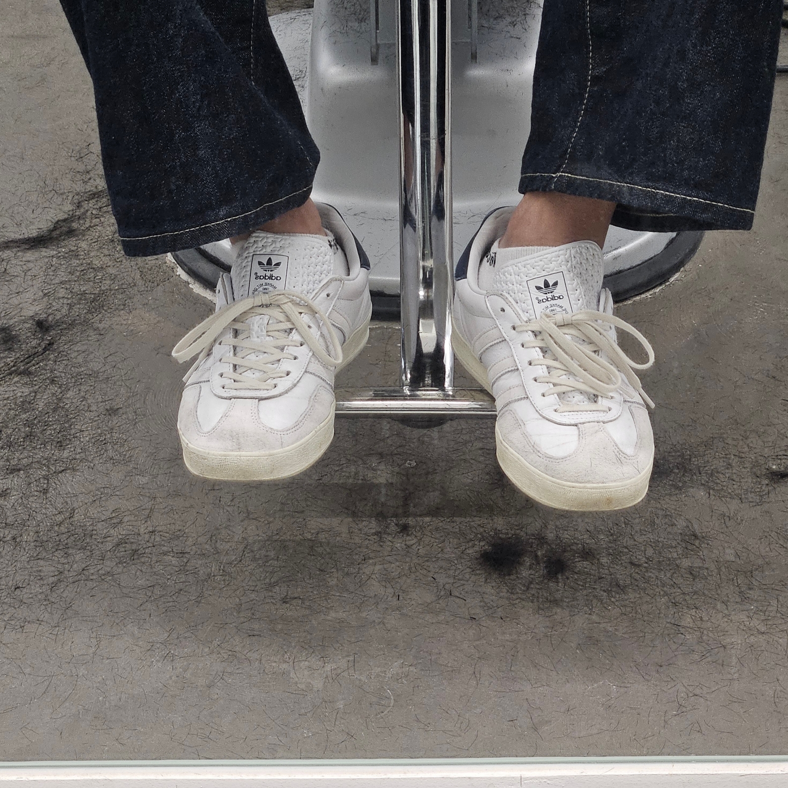 Adidas x Kith Gazelle Indoor White Collegiate Navy 착용 스타일