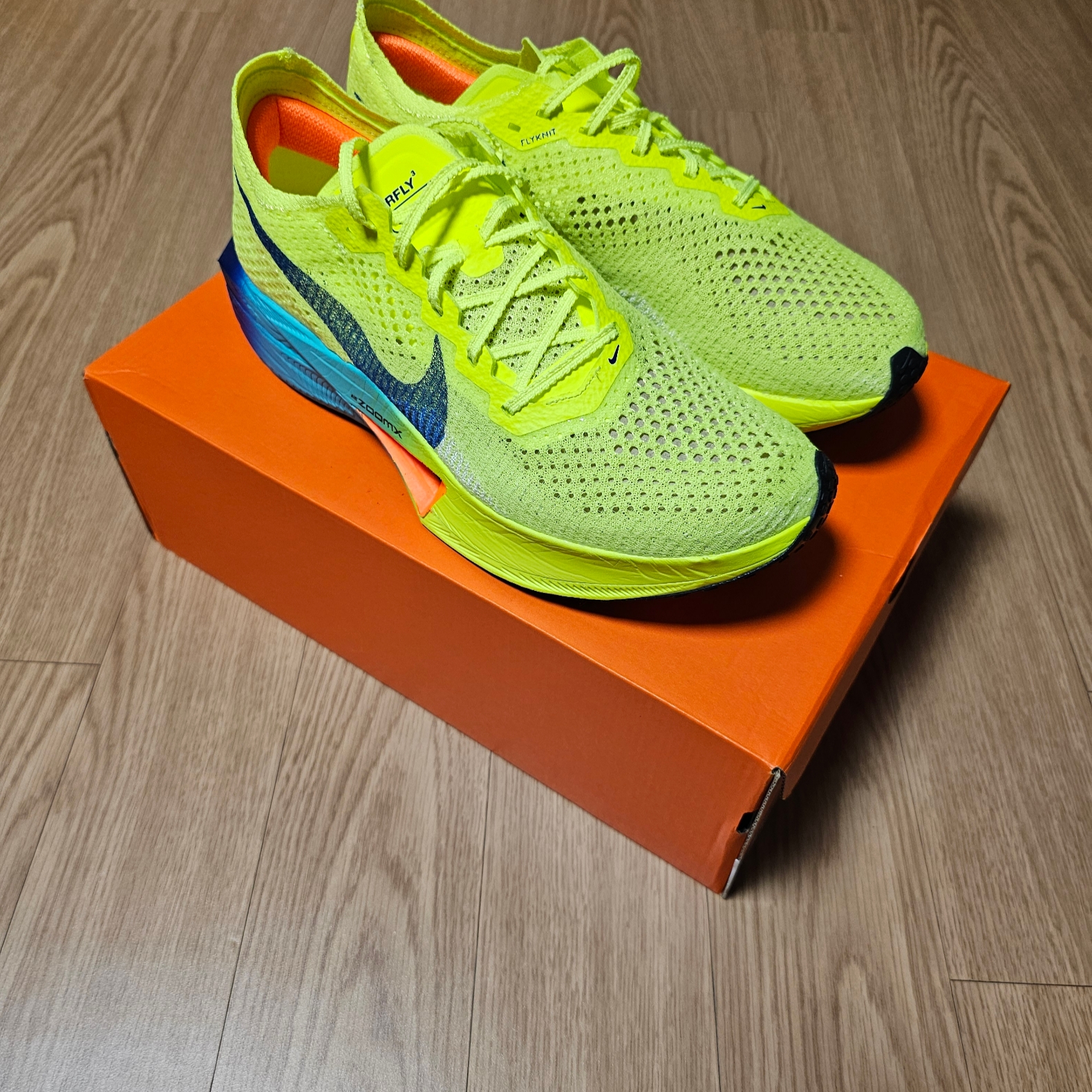 Nike ZoomX Vaporfly Next% 3 Volt Scream Green 착용 스타일 - 2