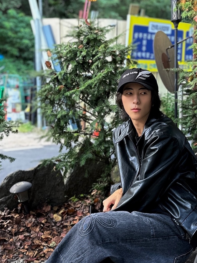 DVAN Wing Emb Ball Cap Black 착용 스타일 - 9