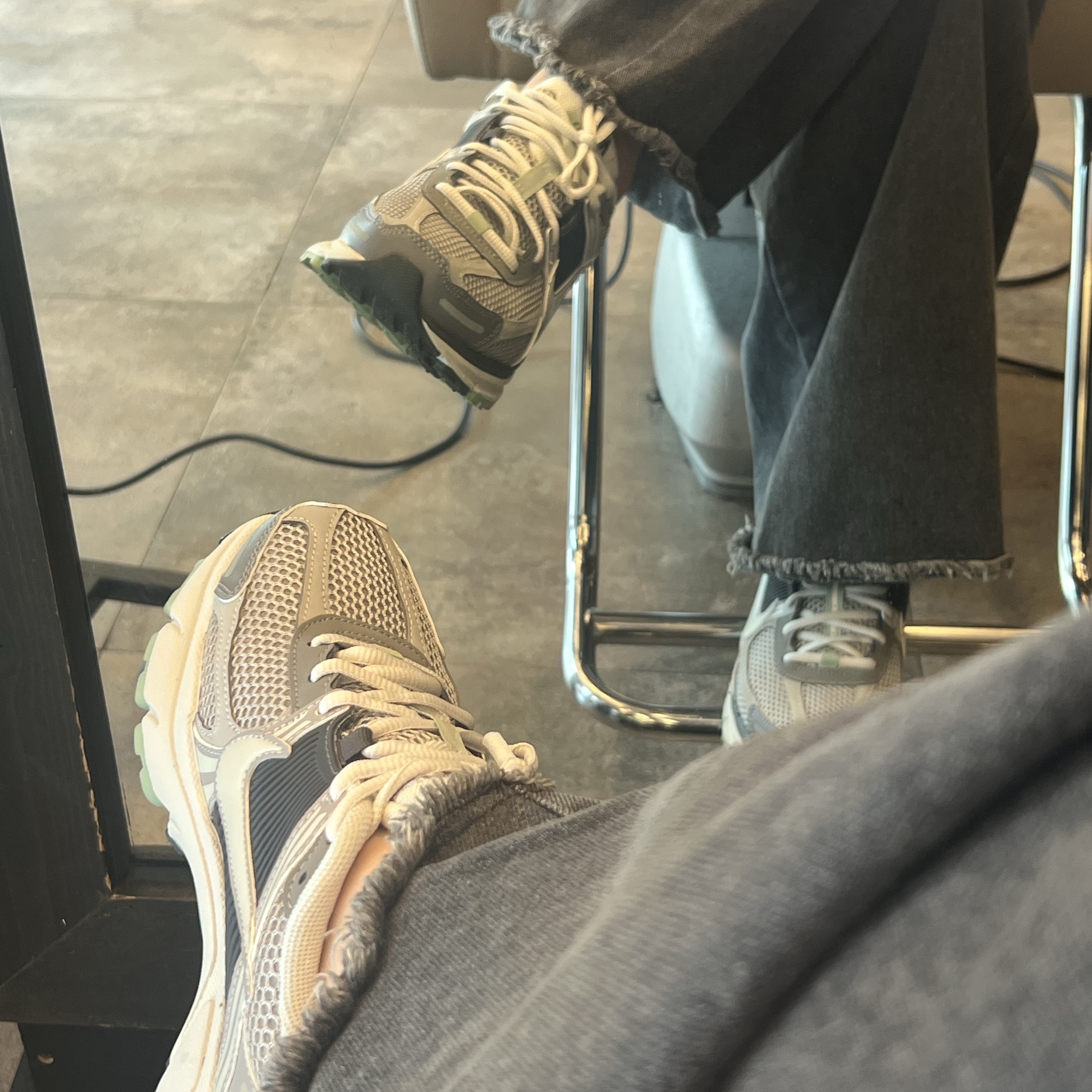 (W) Nike Zoom Vomero 5 Cobblestone and Flat Pewter 착용 스타일