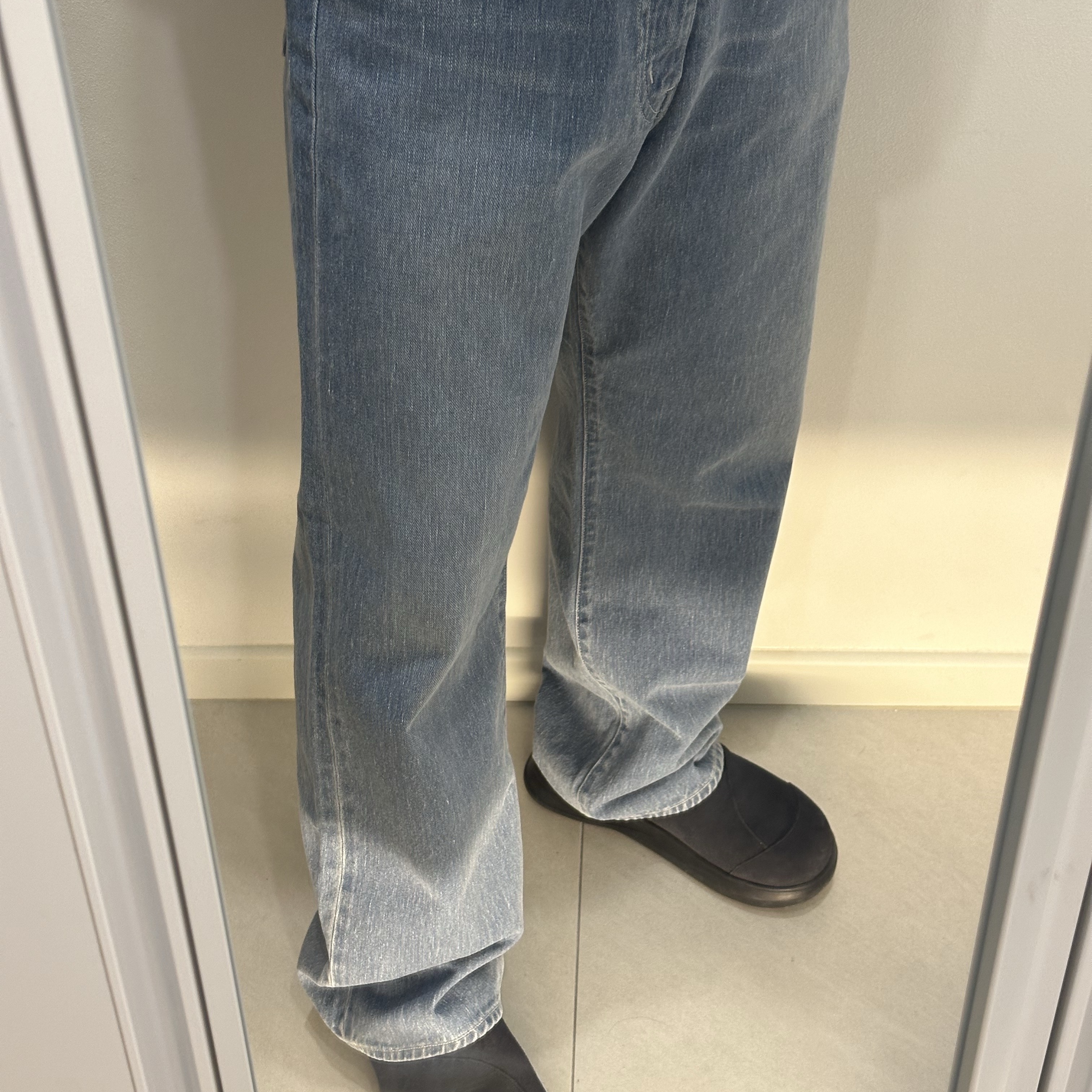 Auralee Selvedge Faded Light Denim Pants Light Indigo 착용 스타일 - 1