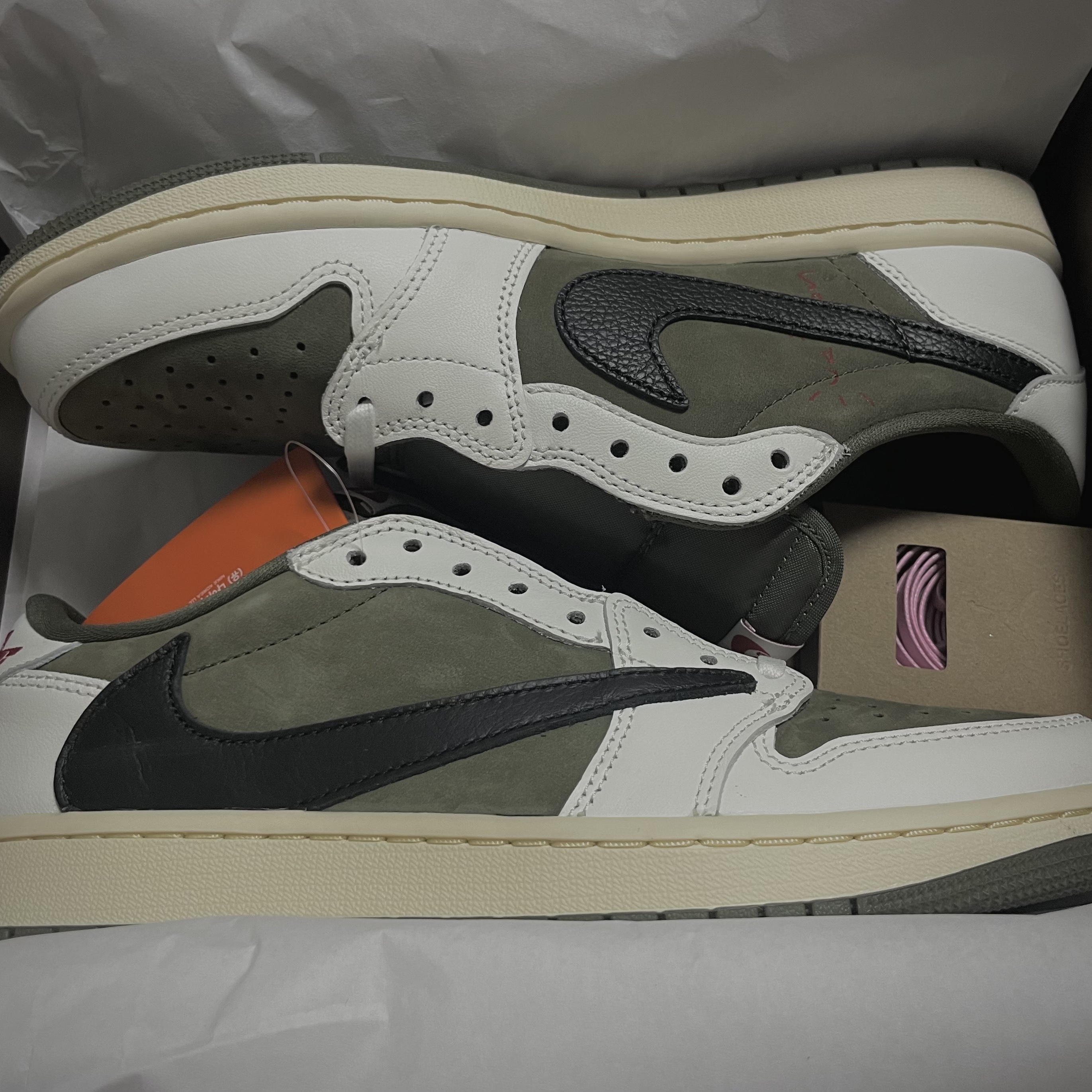 Jordan 1 x Travis Scott Retro Low OG SP Reverse Olive 착용 스타일