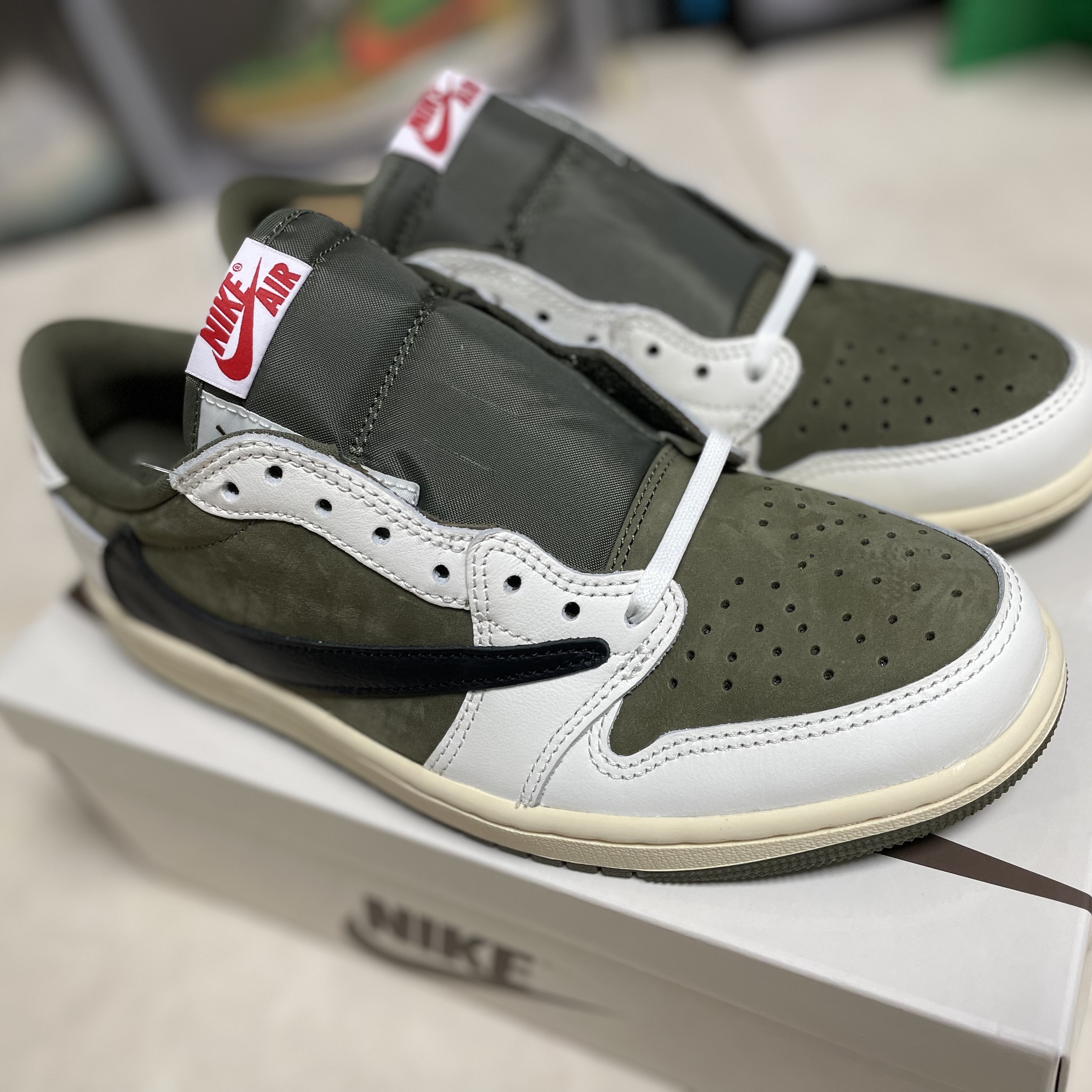 Jordan 1 x Travis Scott Retro Low OG SP Reverse Olive 착용 스타일 - 5