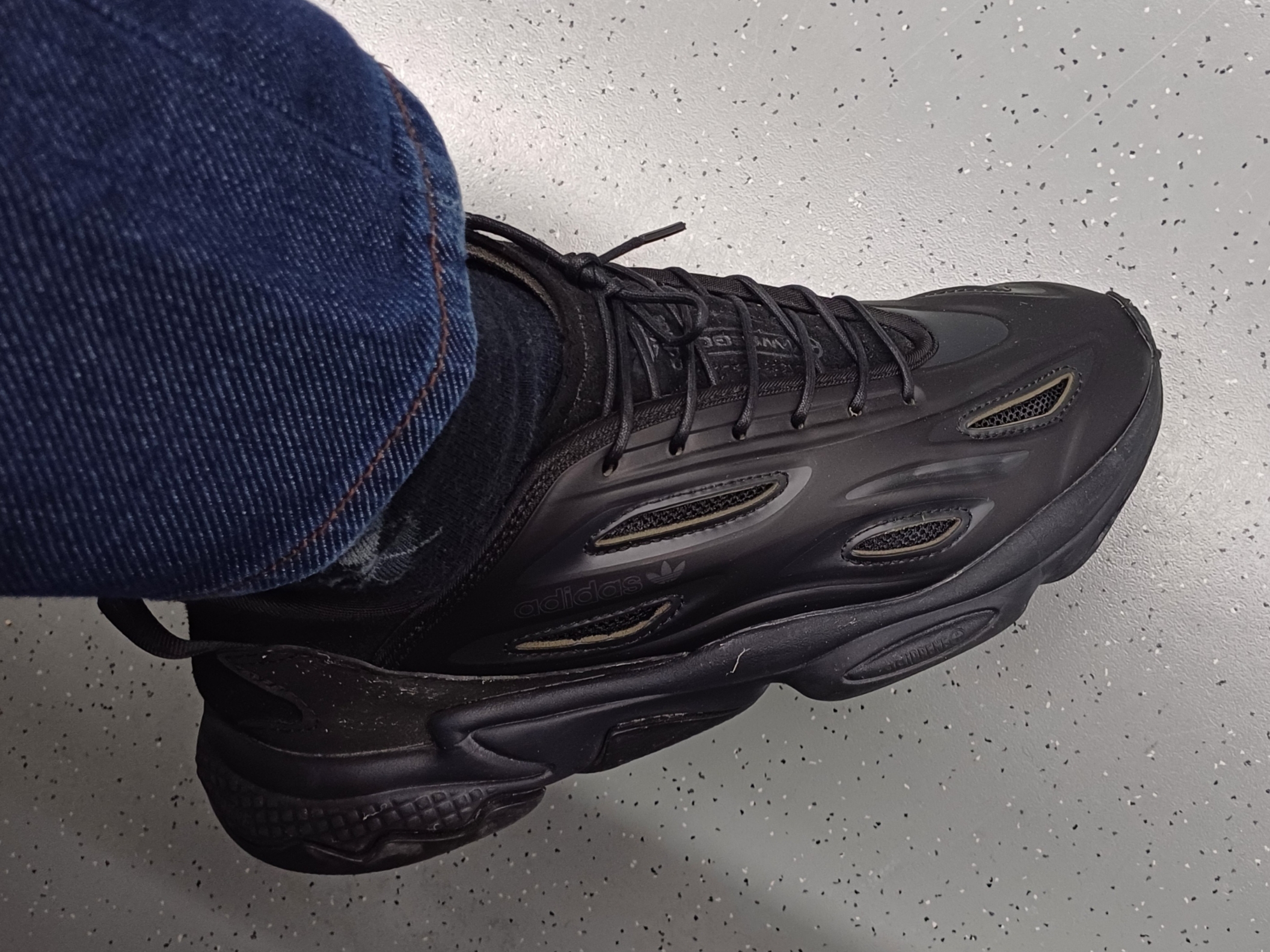 Adidas Ozweego Celox Core Black 착용 스타일