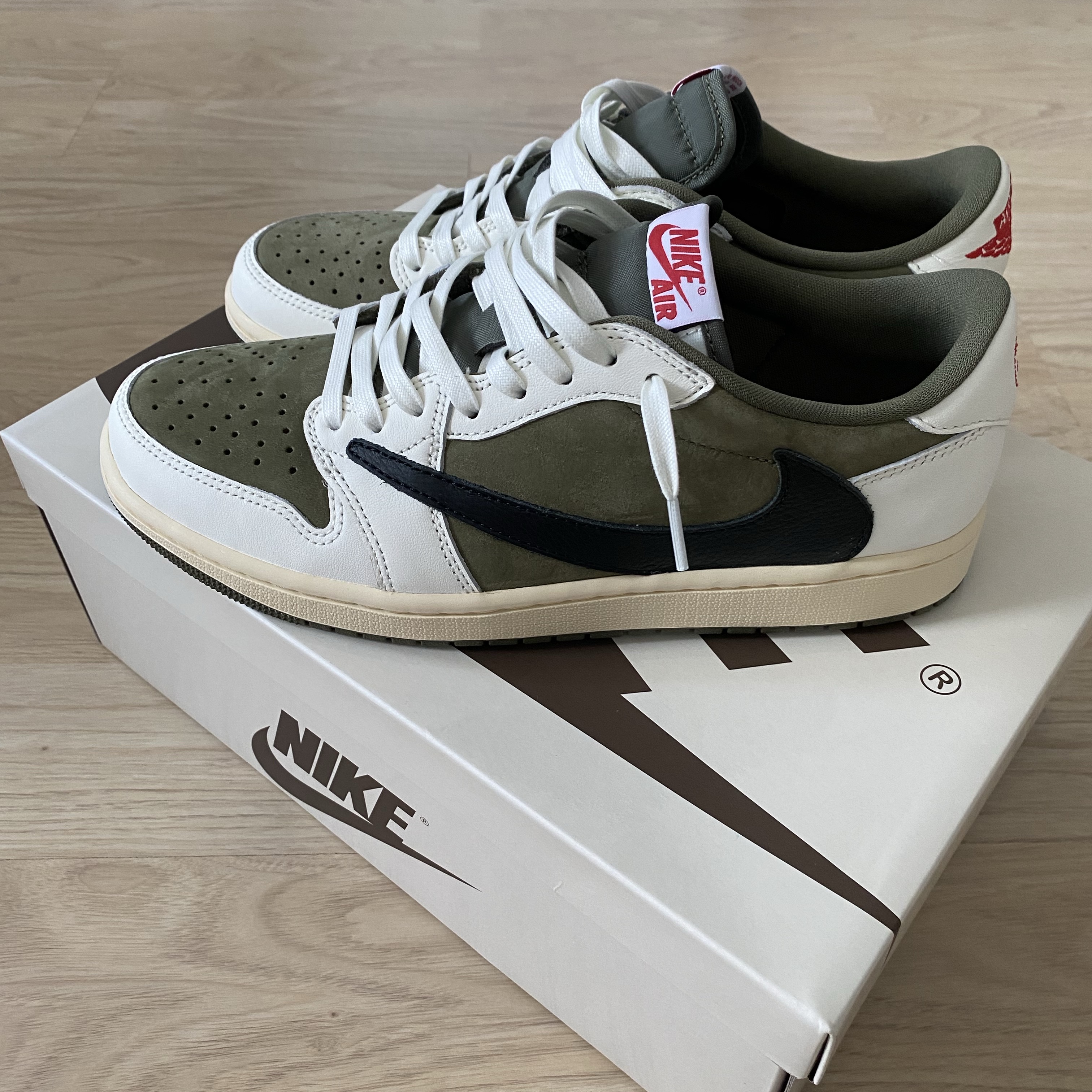 Jordan 1 x Travis Scott Retro Low OG SP Reverse Olive 착용 스타일