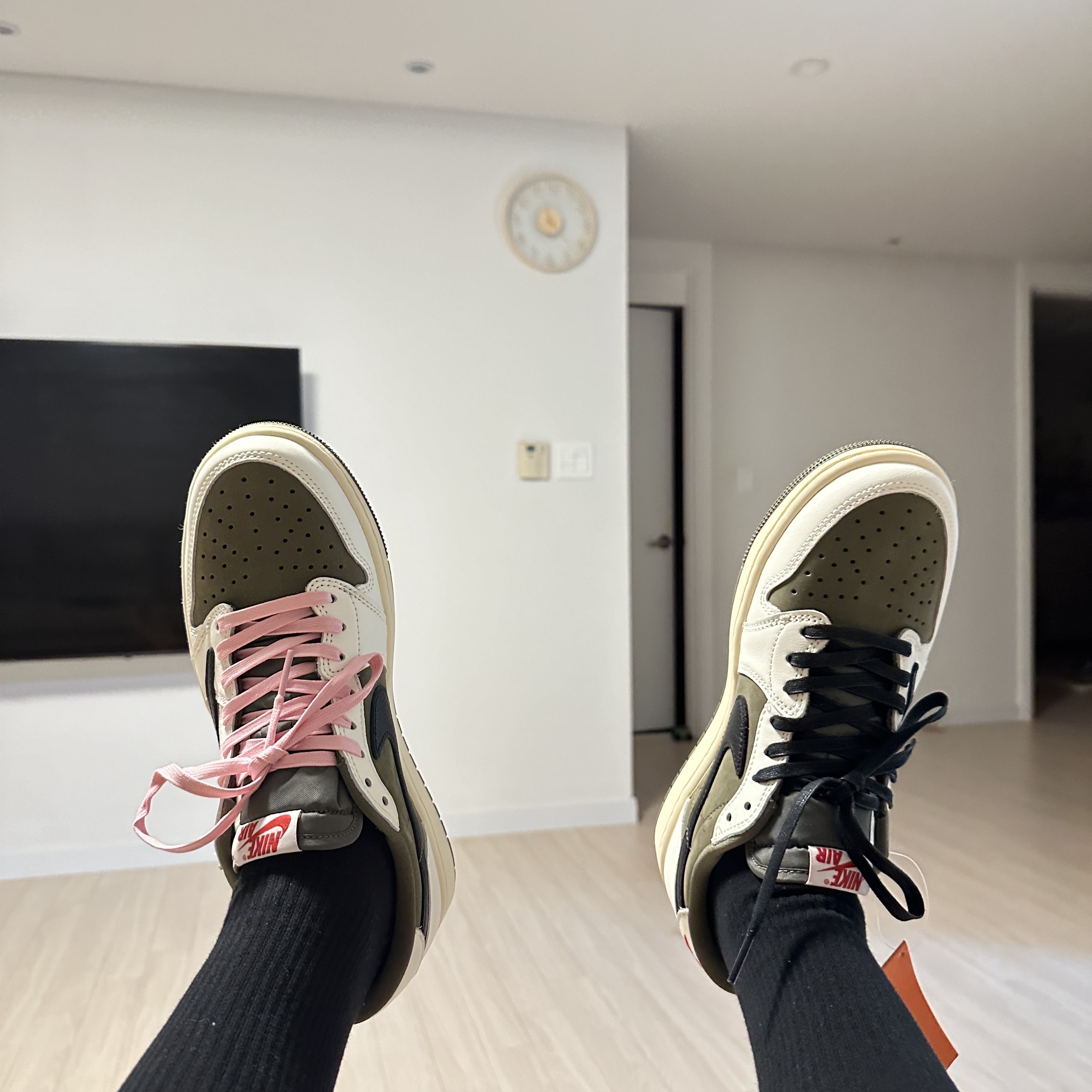 Jordan 1 x Travis Scott Retro Low OG SP Reverse Olive 착용 스타일