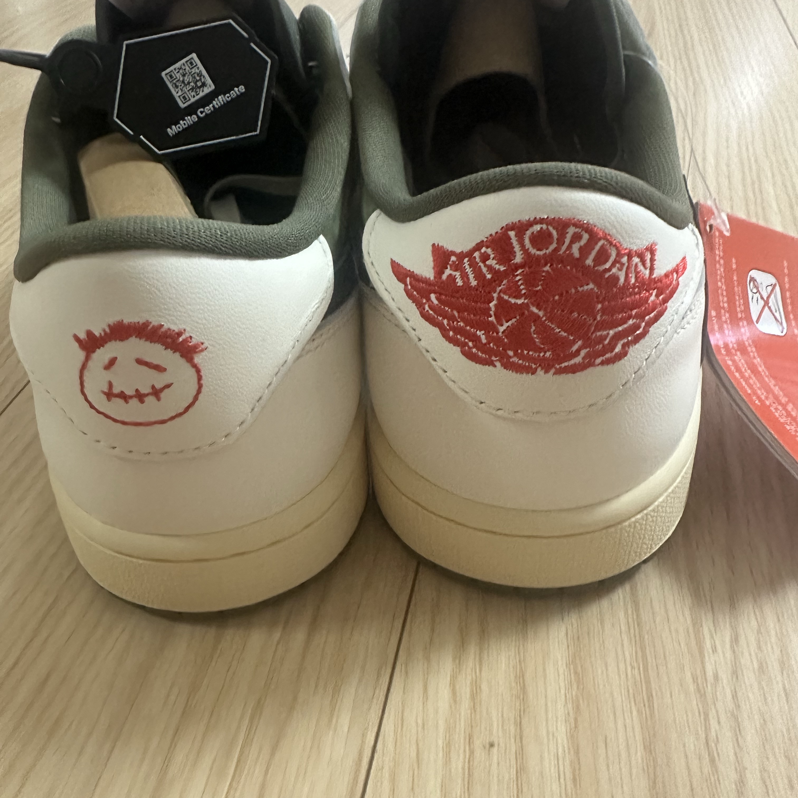 Jordan 1 x Travis Scott Retro Low OG SP Reverse Olive 착용 스타일 - 3