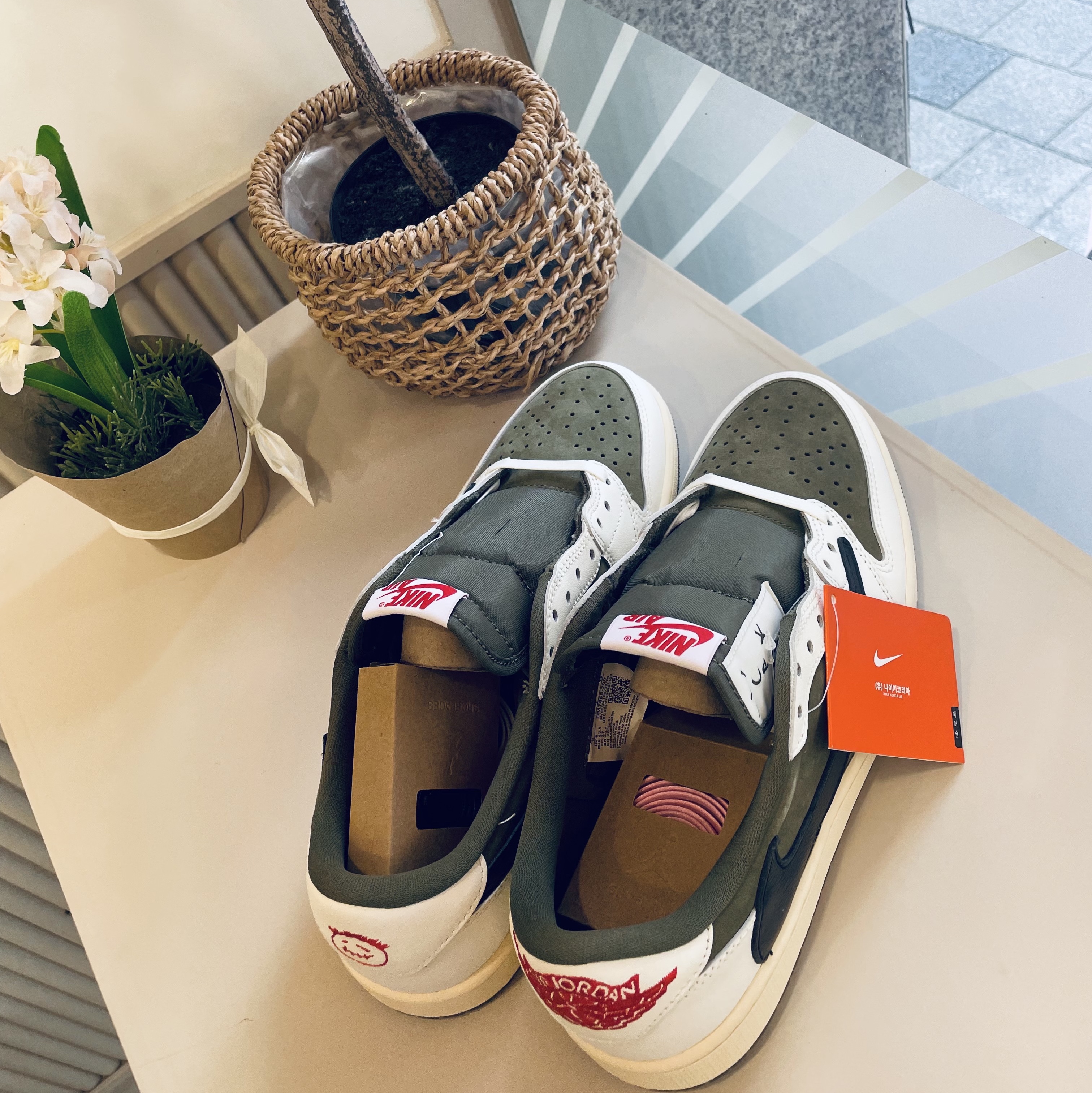 Jordan 1 x Travis Scott Retro Low OG SP Reverse Olive 착용 스타일 - 3