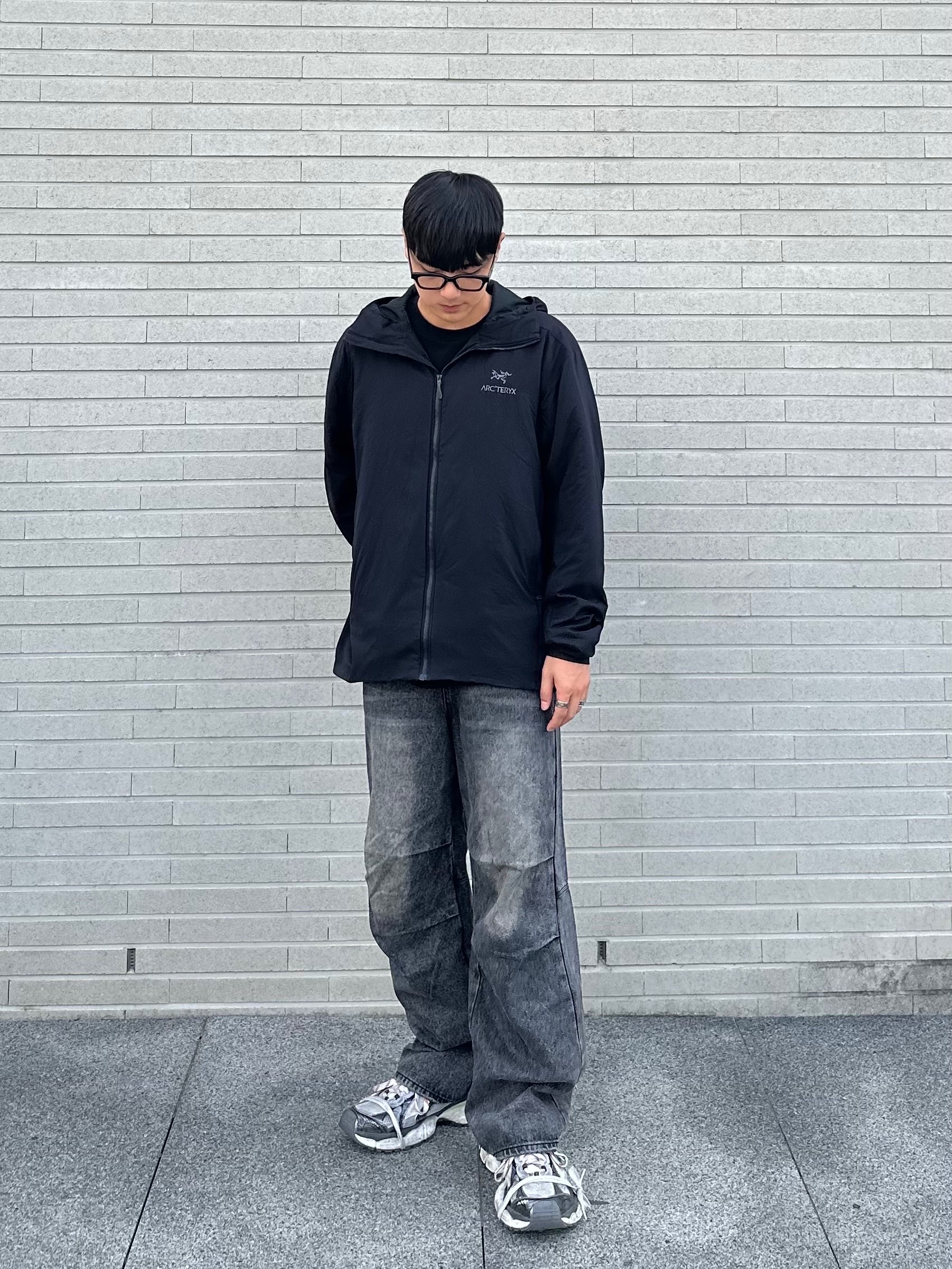 Arc'teryx Atom Hoody Black, Balenciaga 3XL Sneakers Grey White Red 착용 스타일 - 1