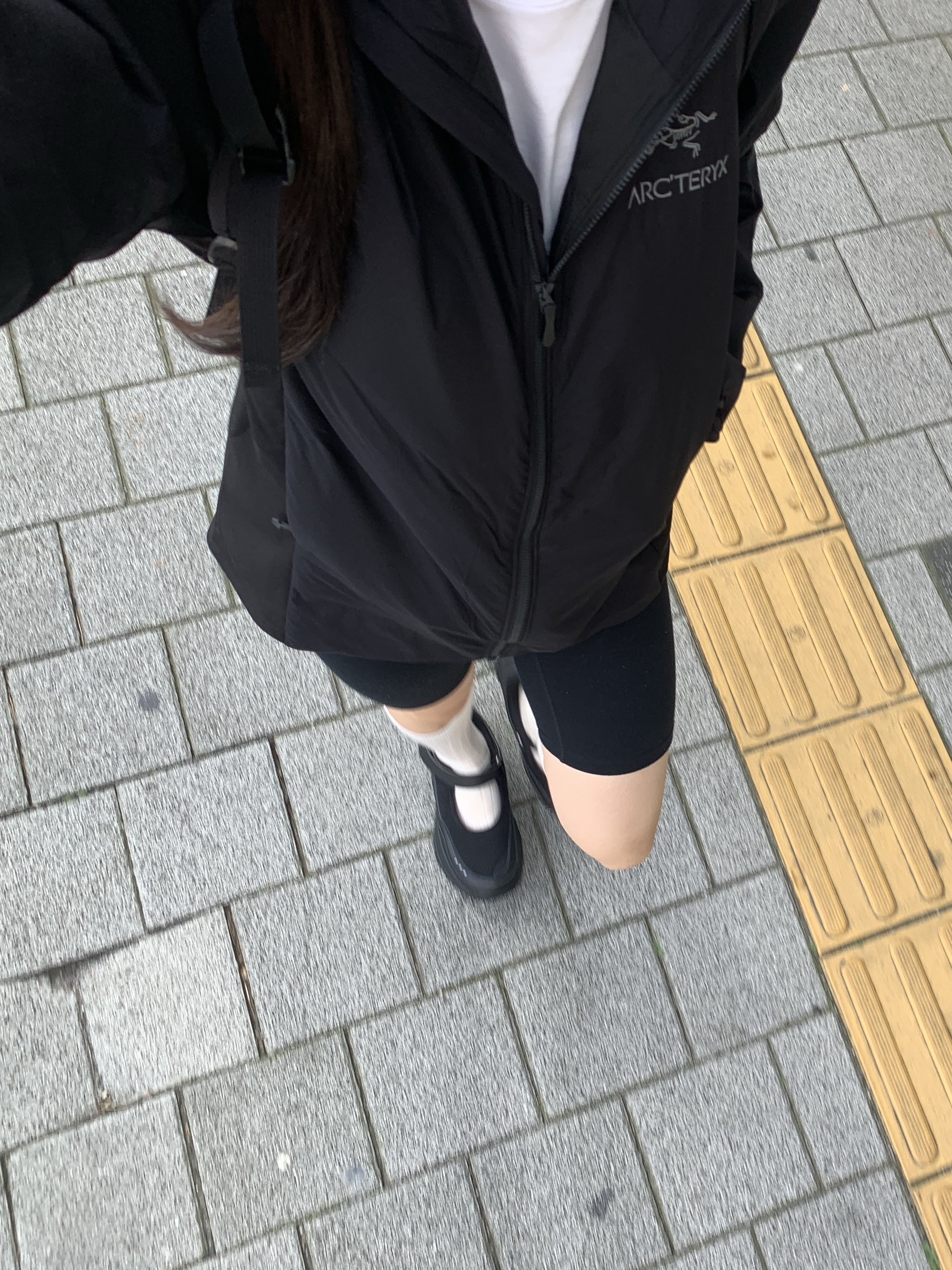 Arc'teryx Atom Hoody Black 착용 스타일 - 3