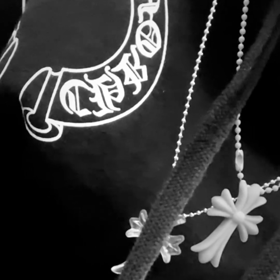 Chrome Hearts Horseshoe Floral Hoodie Black, Chrome Hearts Silichrome CH Cross Pendant Green 2022 착용 스타일 - 2
