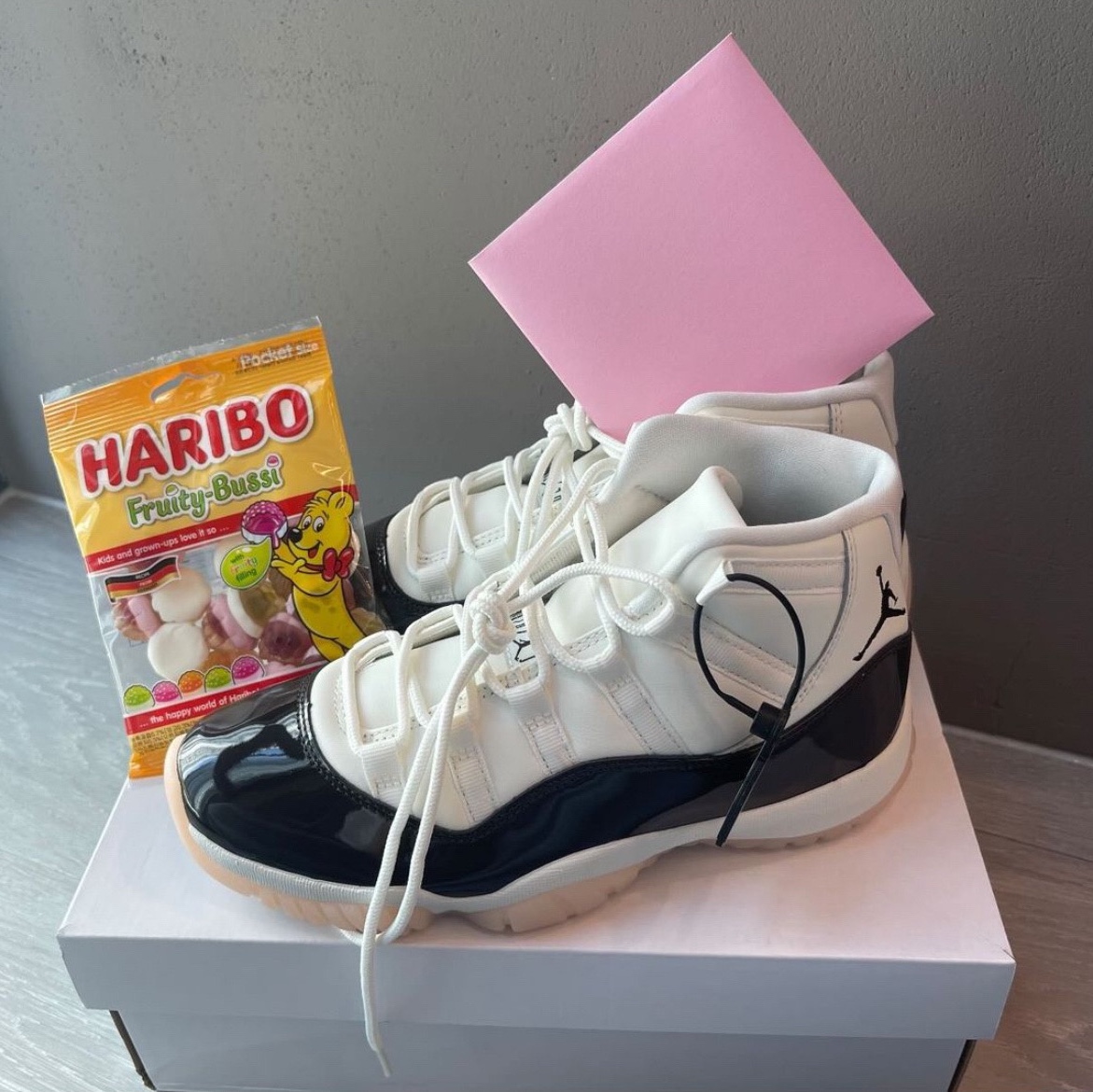 (W) Jordan 11 Retro Neapolitan 착용 스타일