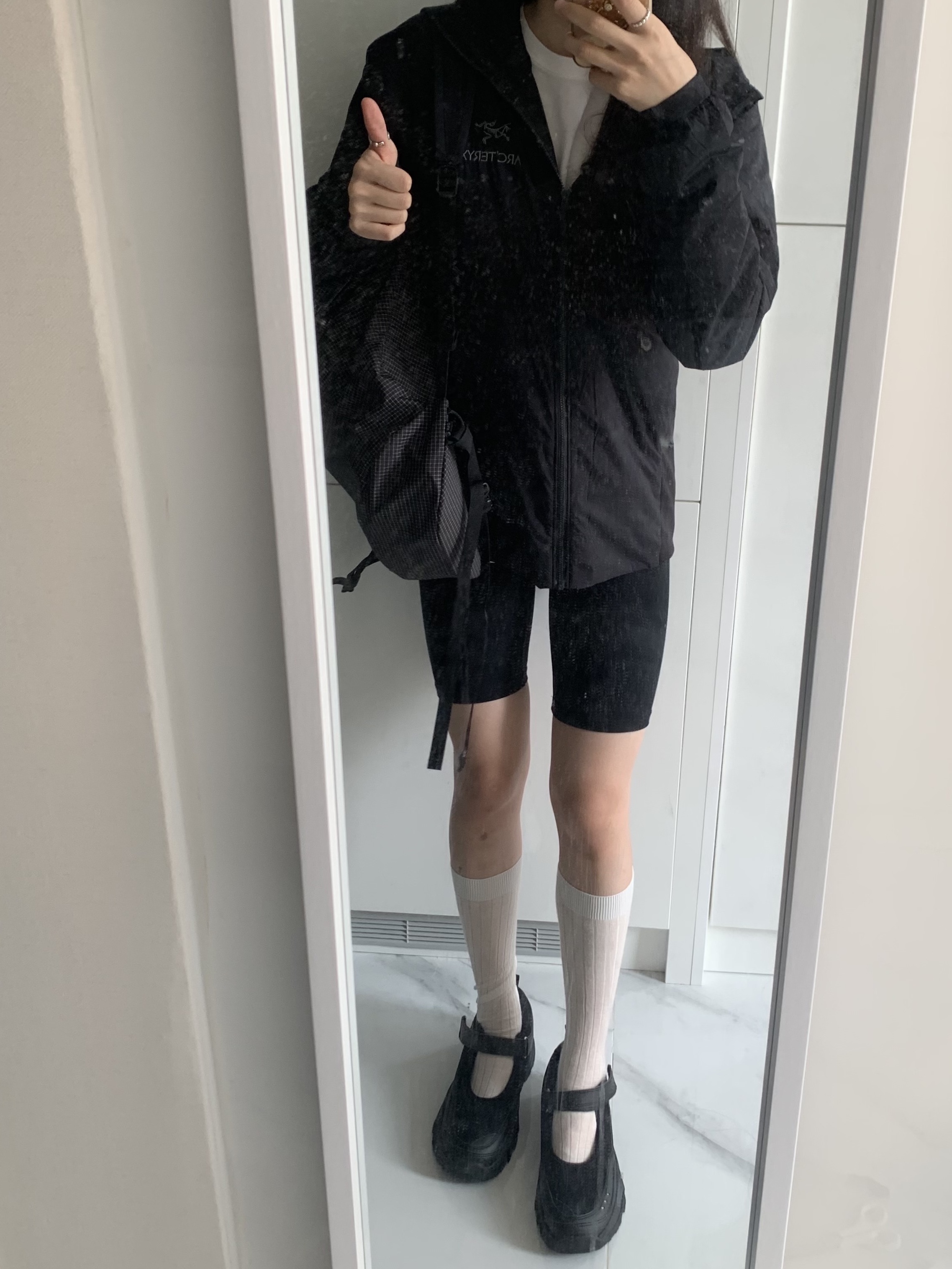 Arc'teryx Atom Hoody Black 착용 스타일 - 1
