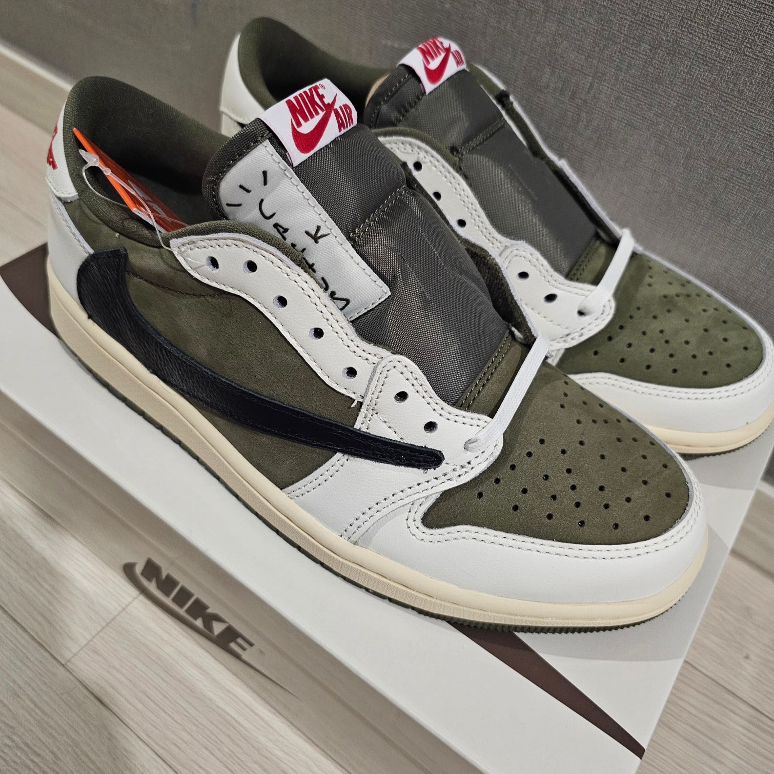 Jordan 1 x Travis Scott Retro Low OG SP Reverse Olive 착용 스타일