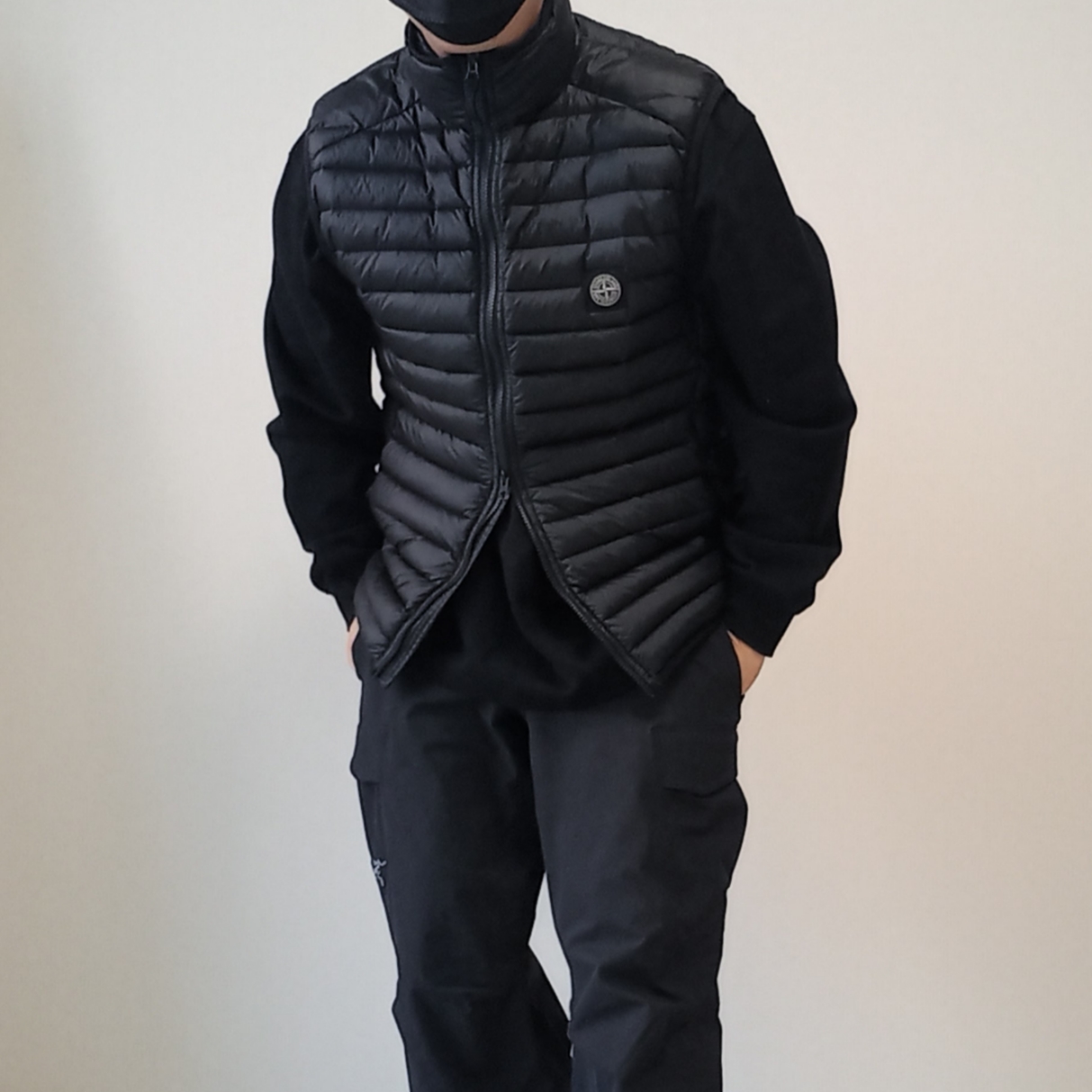 Stone Island G0224 Loom Woven Chambers Recycled Nylon Down-TC Vest Black - 23FW, Arc'teryx Rampart Pants Black 착용 스타일 - 8