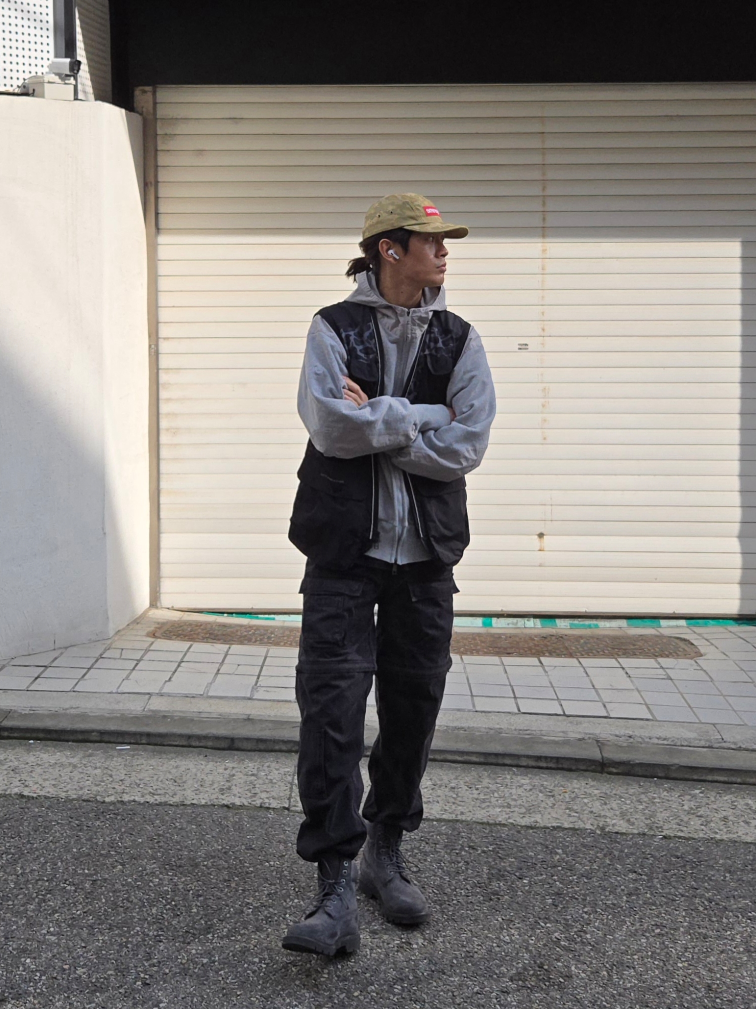 Timberland Classic 6 Inch Waterproof Boot Dark Grey Nubuck - Wide, Supreme Zip-Off Utility Pants Black - 21FW 착용 스타일