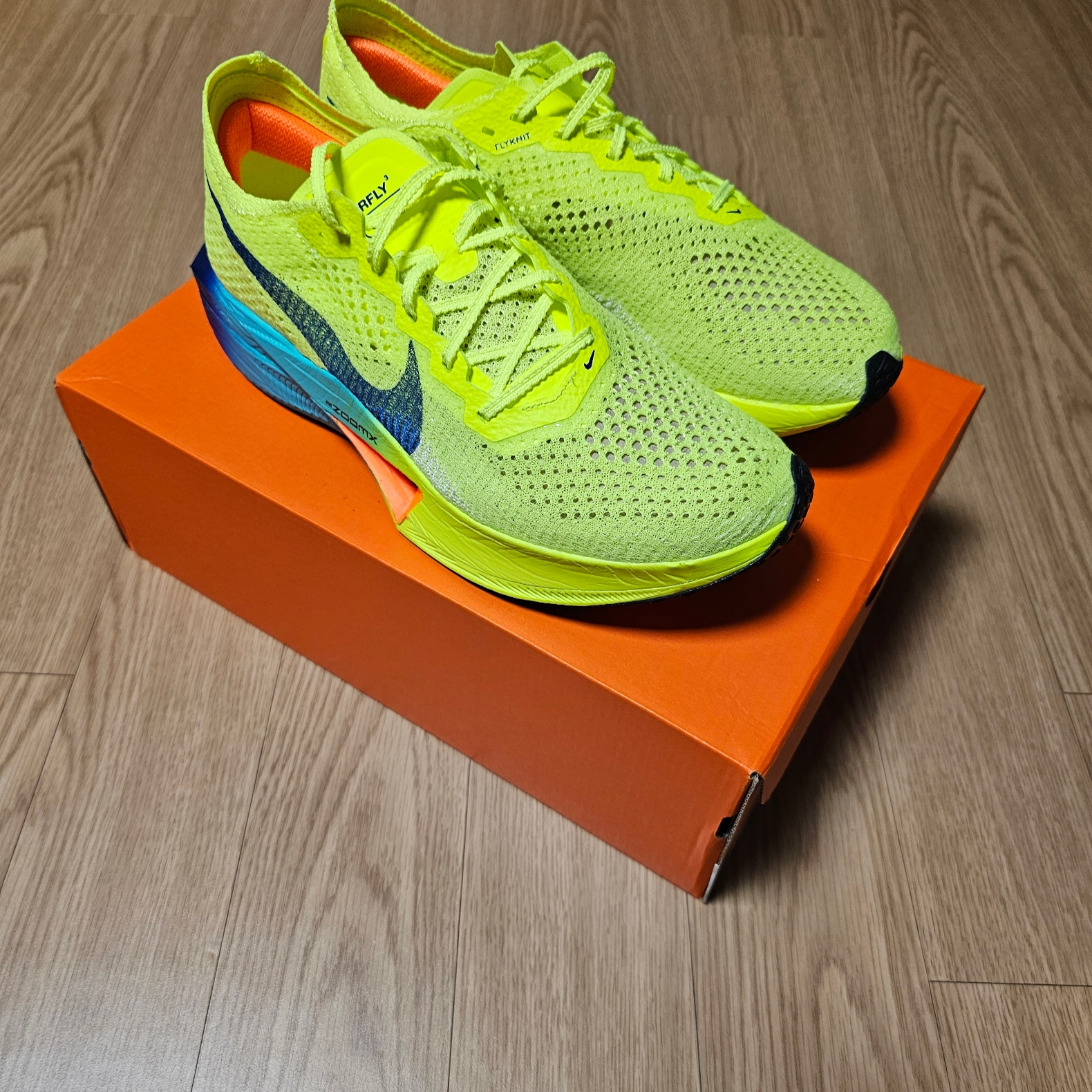 Nike ZoomX Vaporfly Next% 3 Volt Scream Green 착용 스타일 - 1