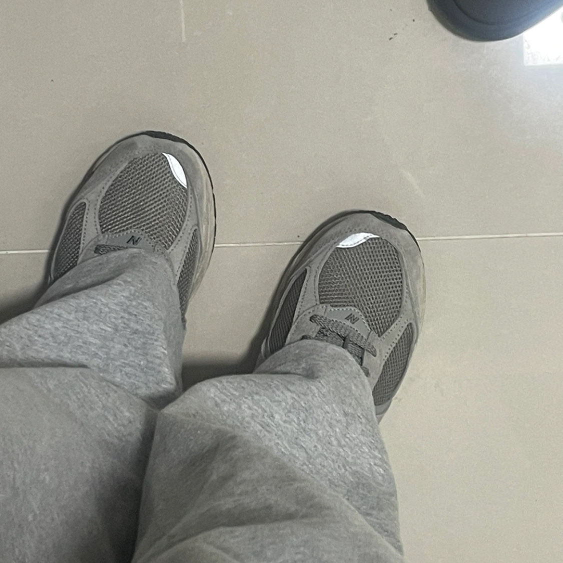 New Balance 2002R Grey 착용 스타일 - 1