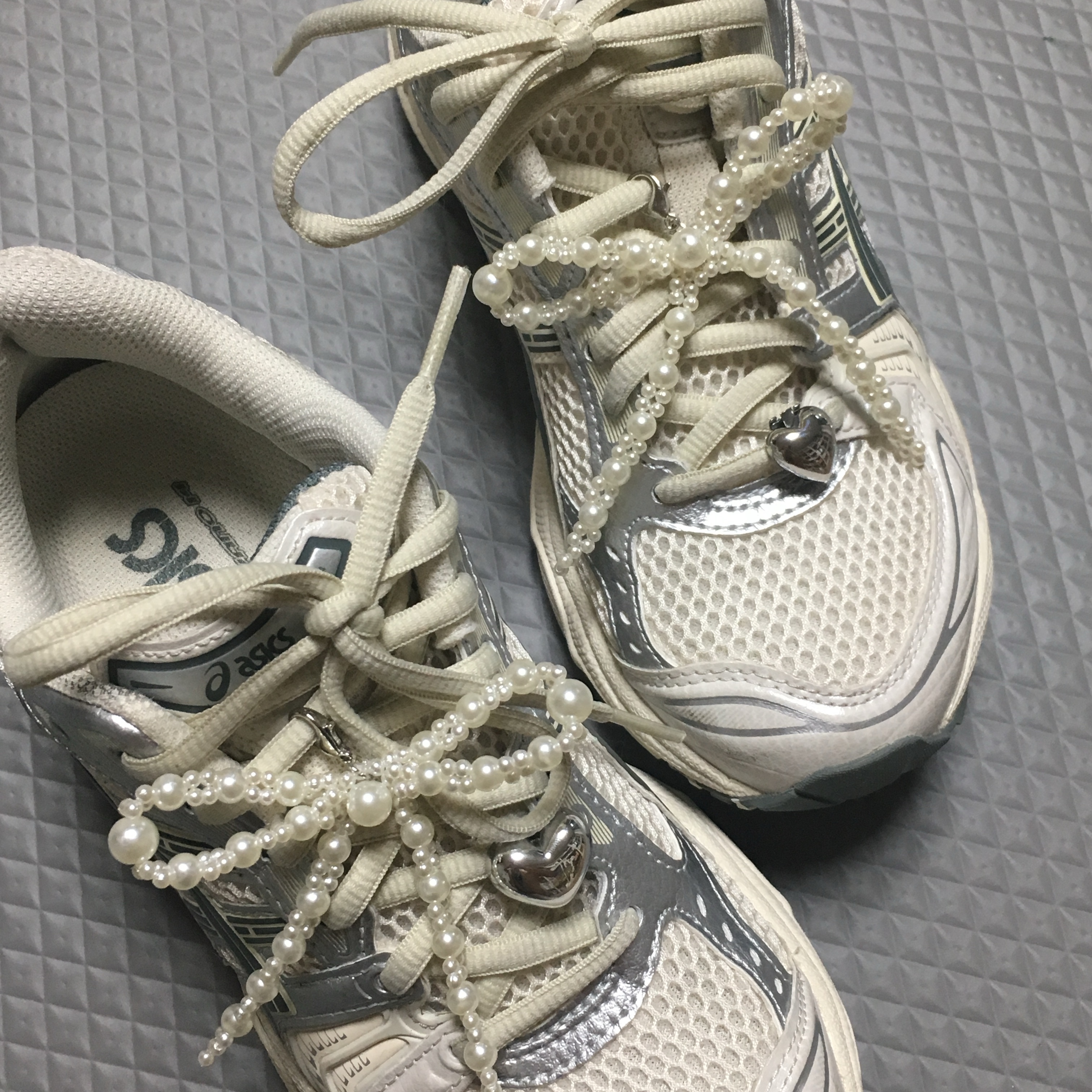 Asics Gel-Kayano 14 Birch Dark Pewter 착용 스타일 - 1