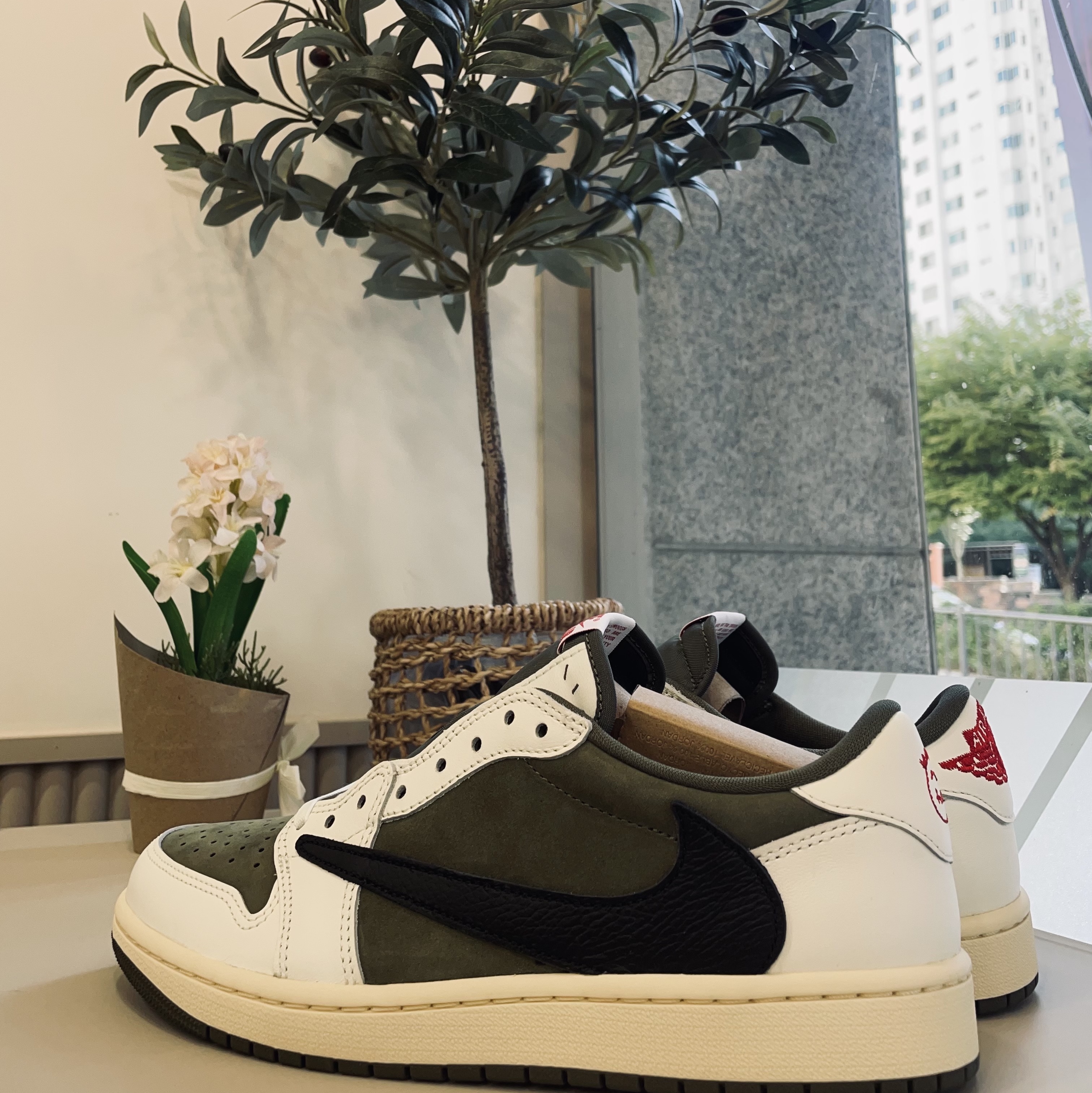 Jordan 1 x Travis Scott Retro Low OG SP Reverse Olive 착용 스타일 - 1